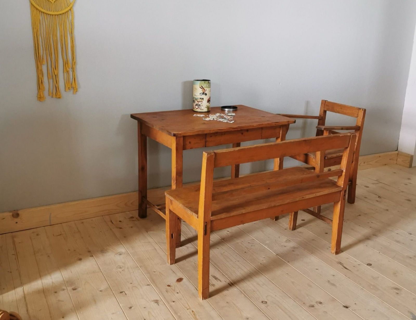 Alte Holzbank mit Tisch
