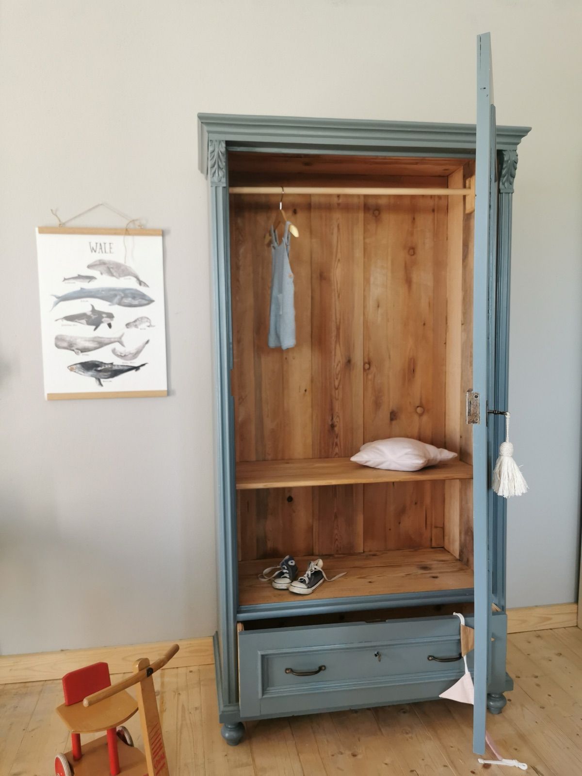 Vintage Kinderkasten Klassik mit Gewandstange, Ansicht 4