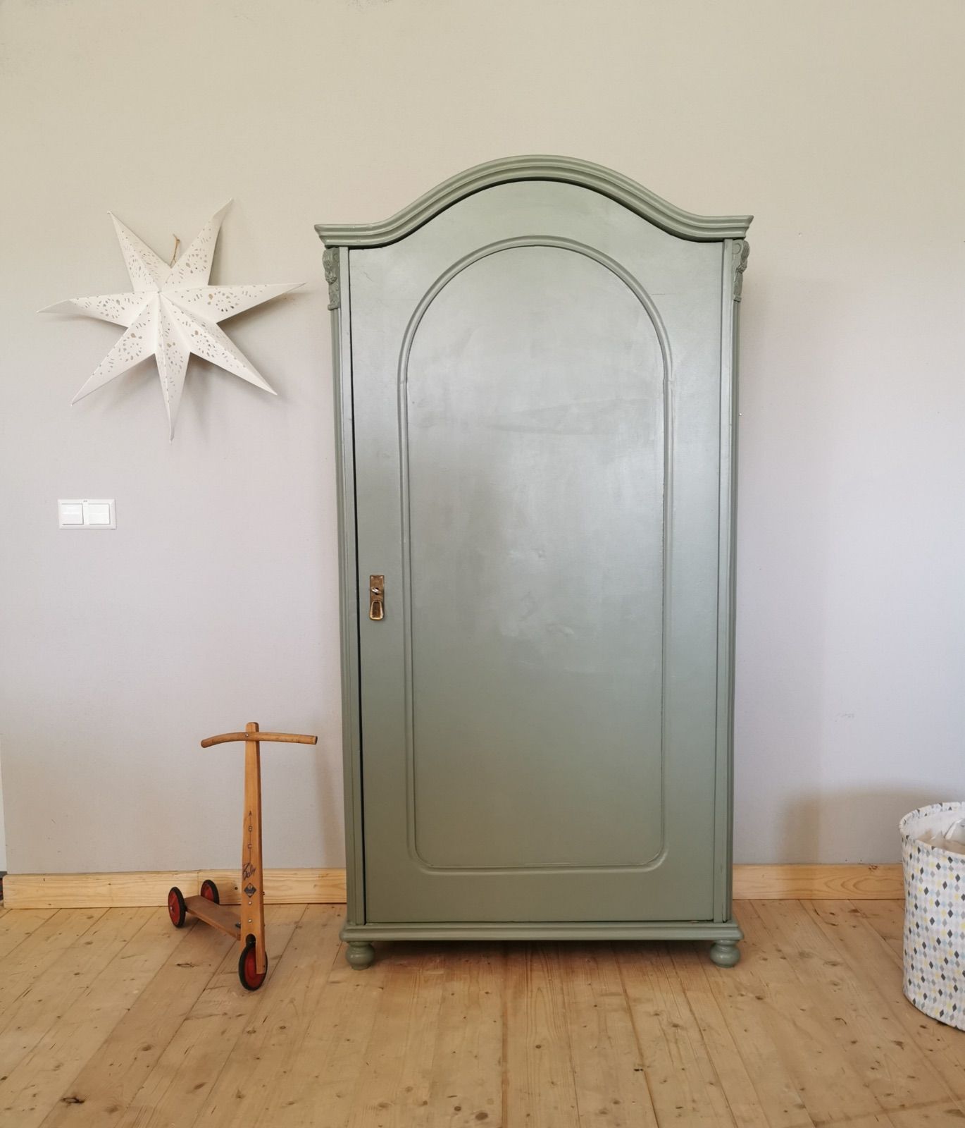 Vintage Kasten mit Gewandleiste