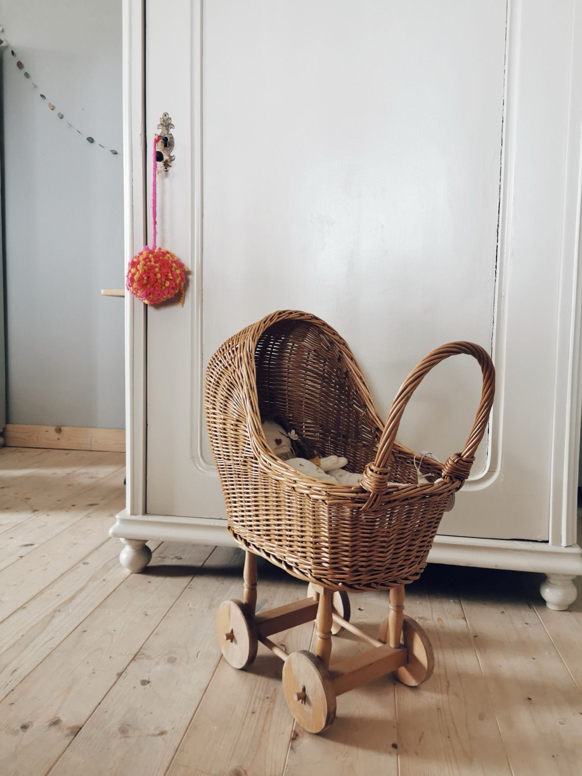 Rattan Puppenwagen rosa