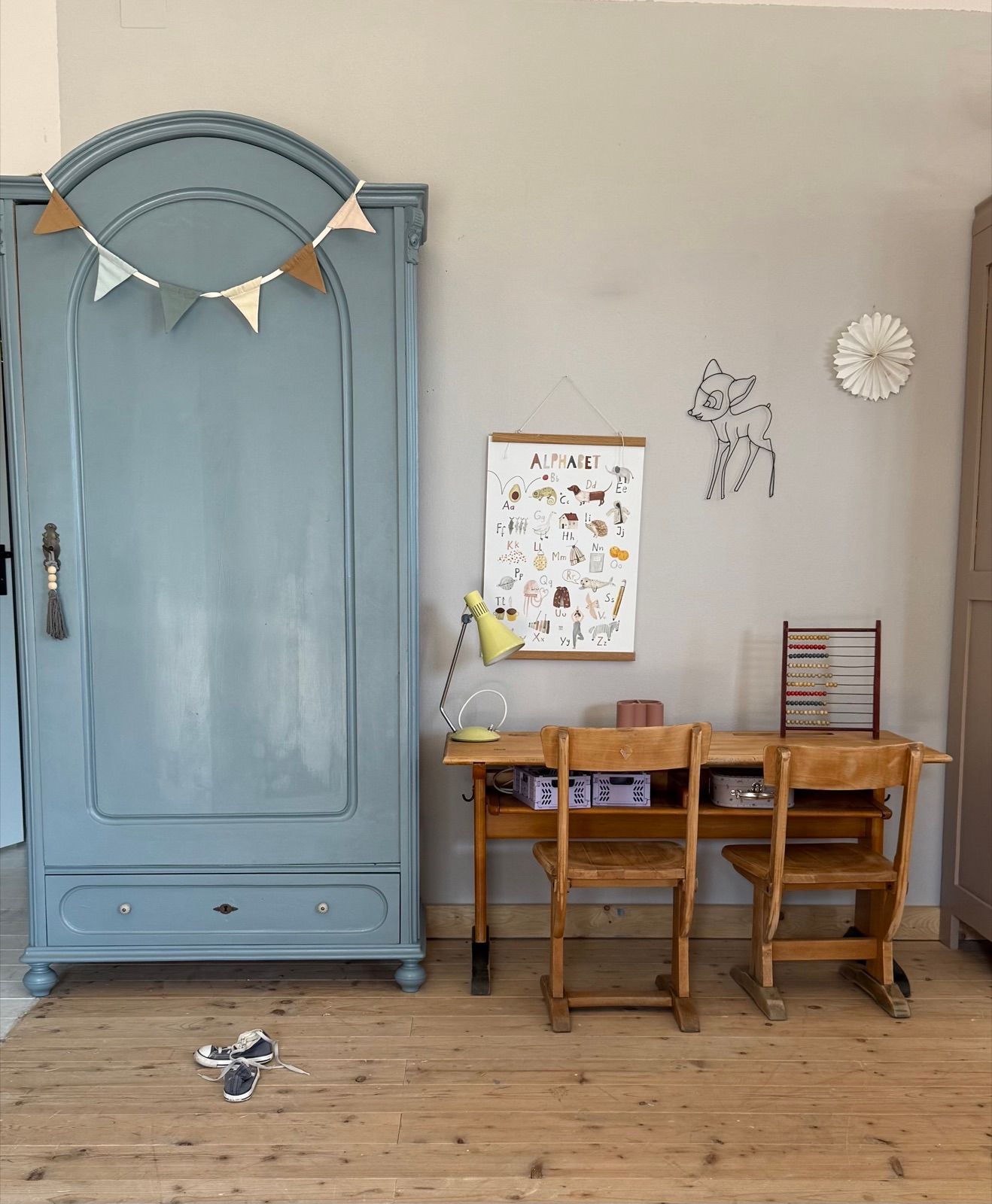Antiker Kasten mit Gewandstange, Ansicht 9