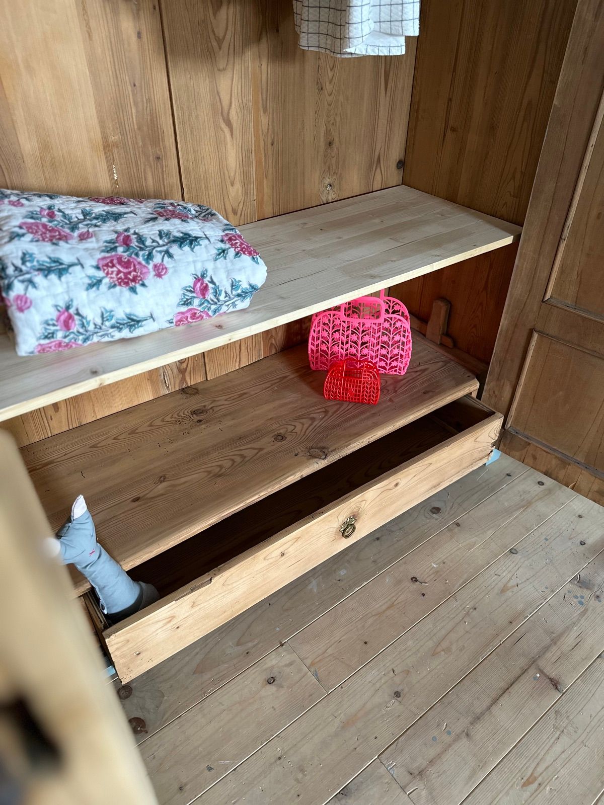 Vintage Kasten mit Schublade, Ansicht 4