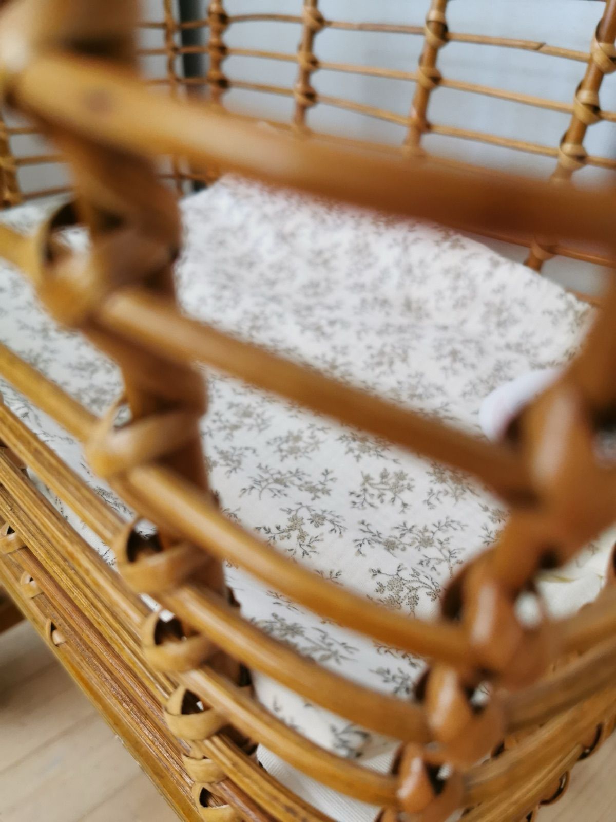 Rattan Puppenwagen mit Gewandstange, Ansicht 4