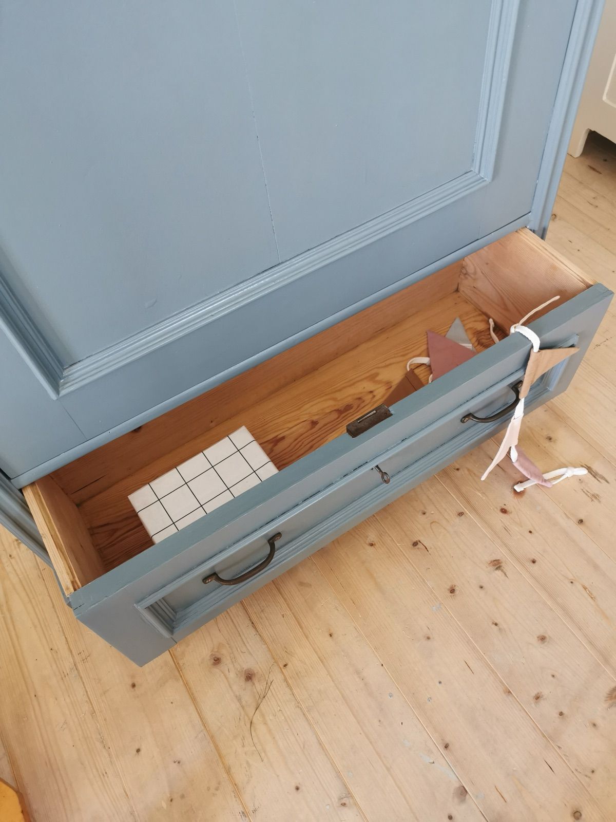 Vintage Kinderkasten Klassik mit Gewandstange, Ansicht 2