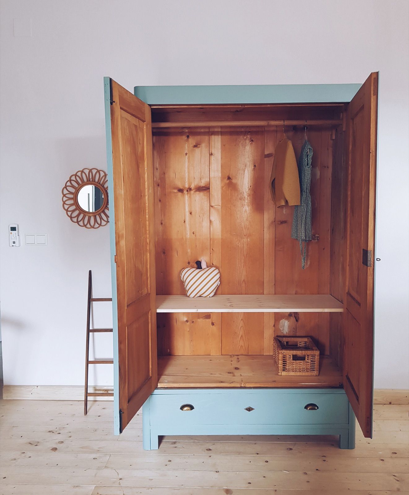 Vintage Kinderkasten, 190 cm breit, Ansicht 4