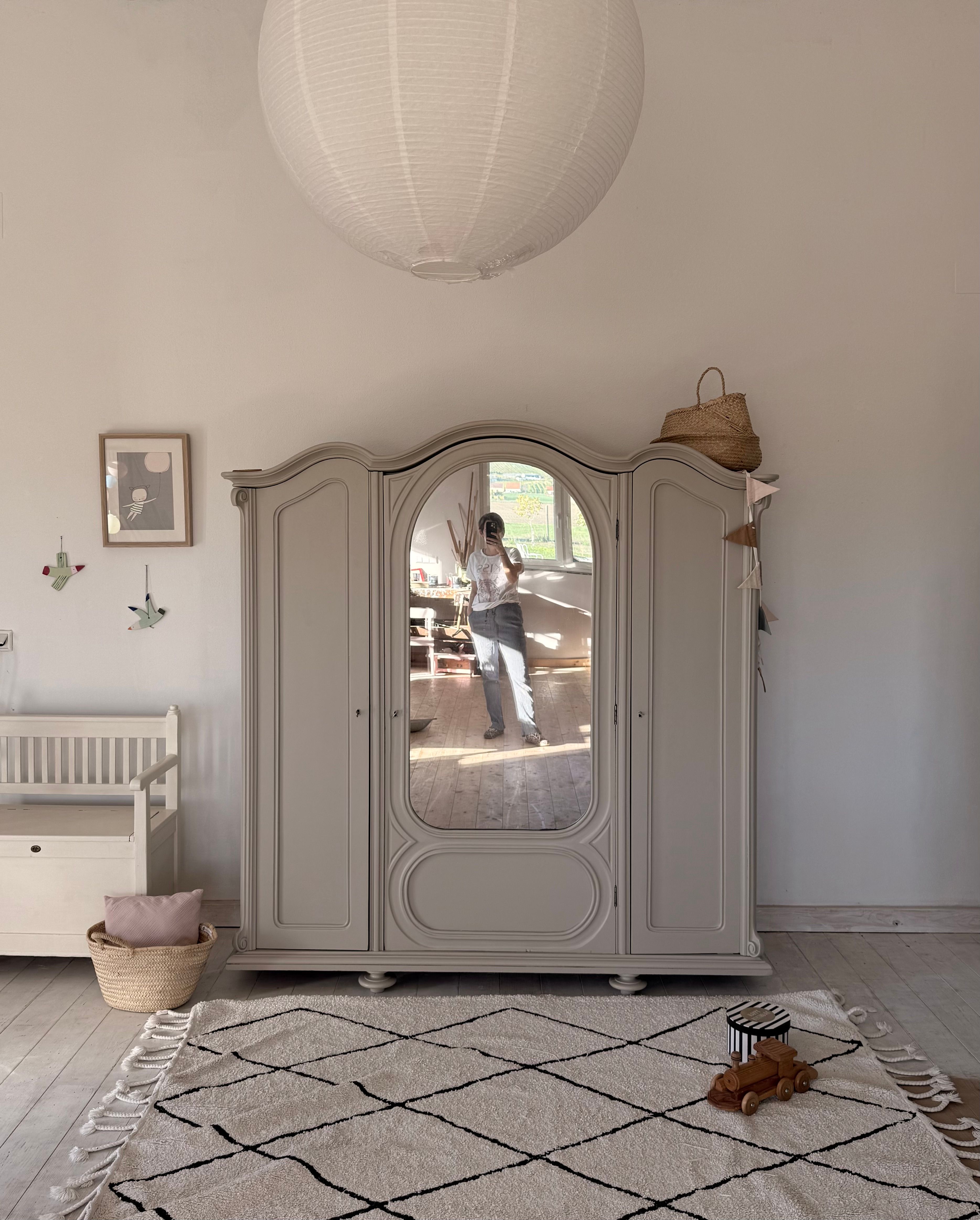 antiker Schiegelschrank in beige Ansicht 3