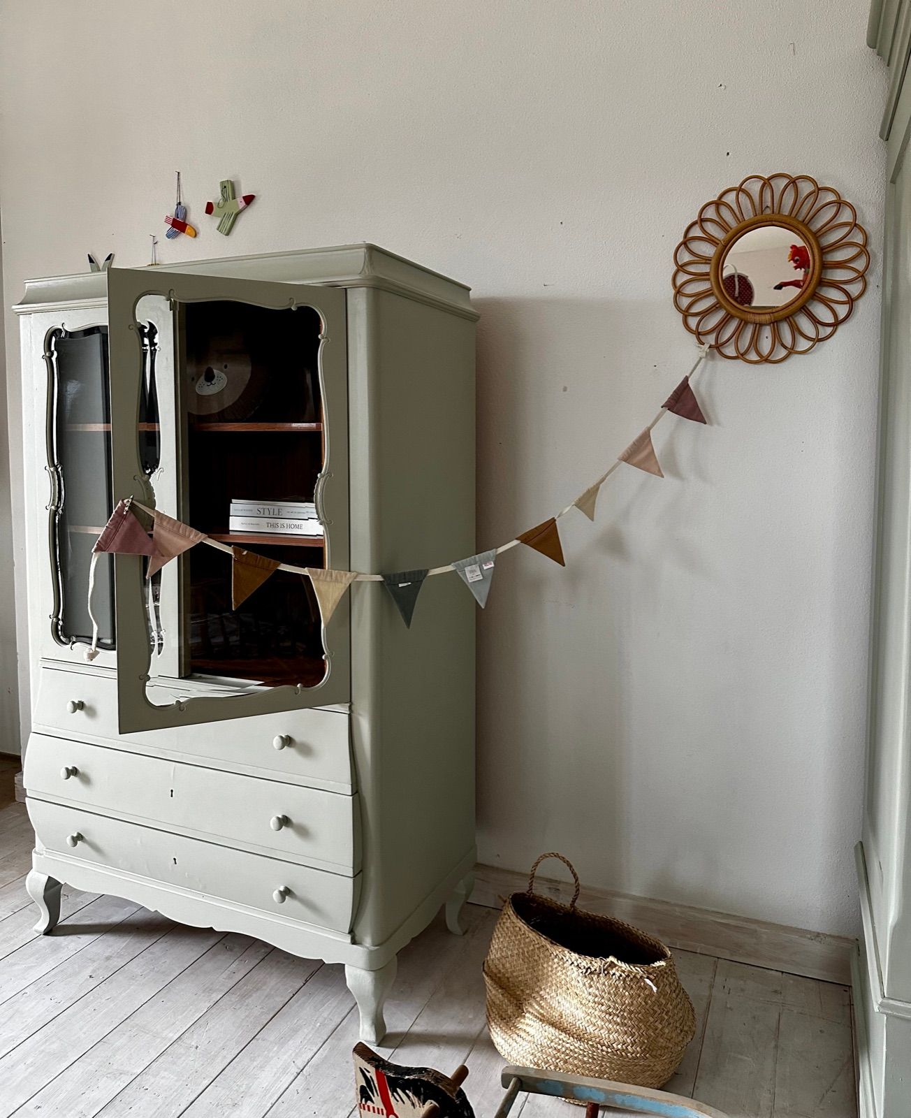 Vitrine mit drei Laden, Ansicht 5