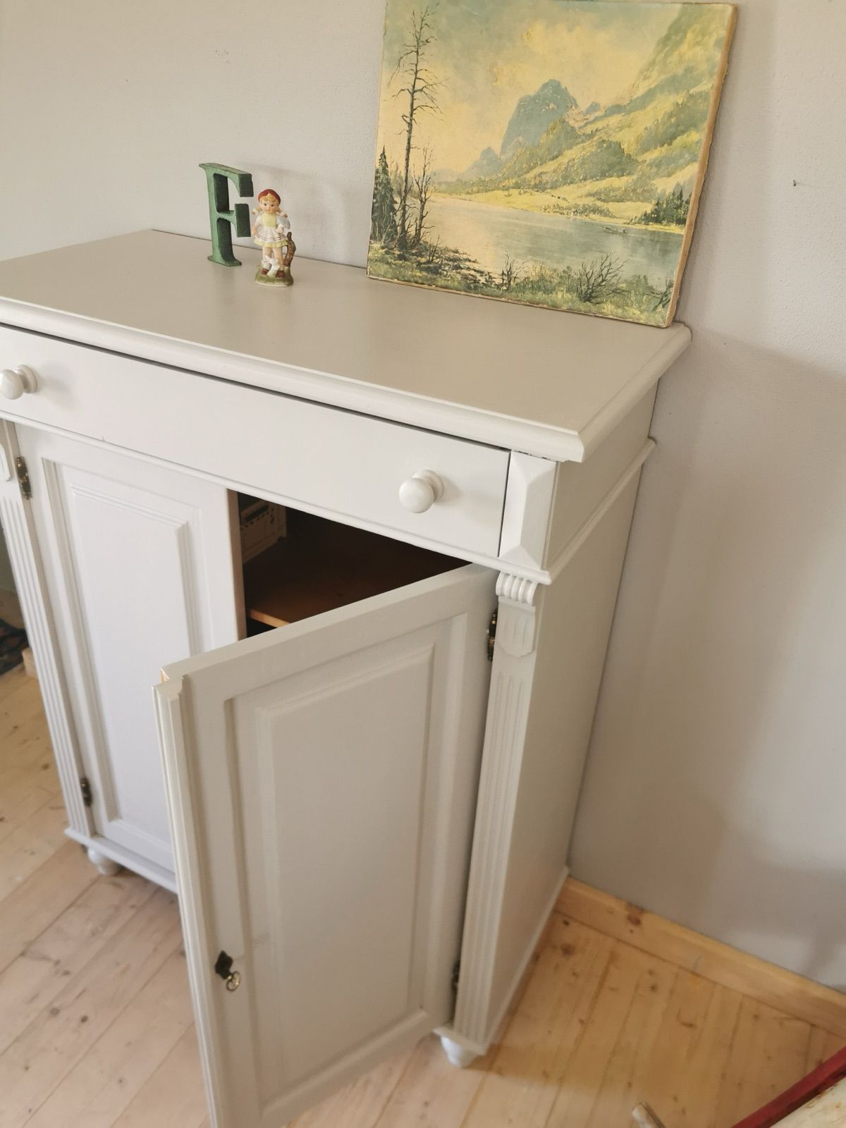 Hoher Vintage Kasten, Ansicht 2