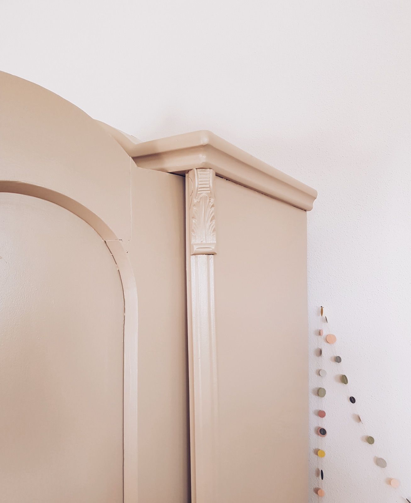 Vintage Kasten mit Gewandstange, Ansicht 3