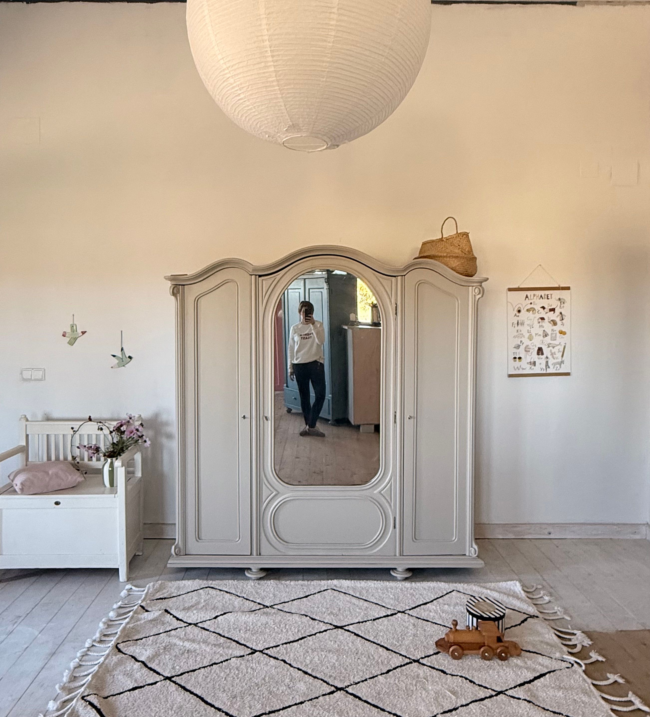 antiker Spiegelschrank in beige 