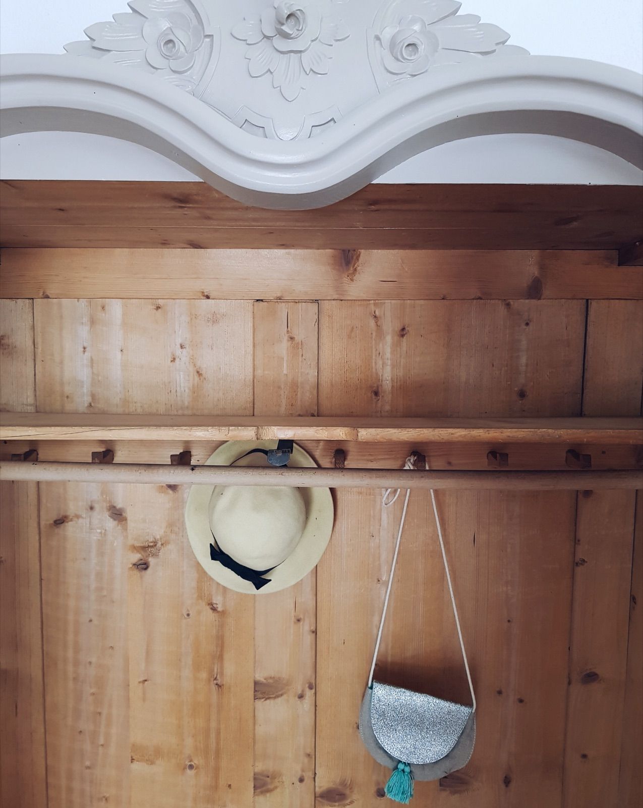 Vintage Kasten mit Gewandstange, Ansicht 7