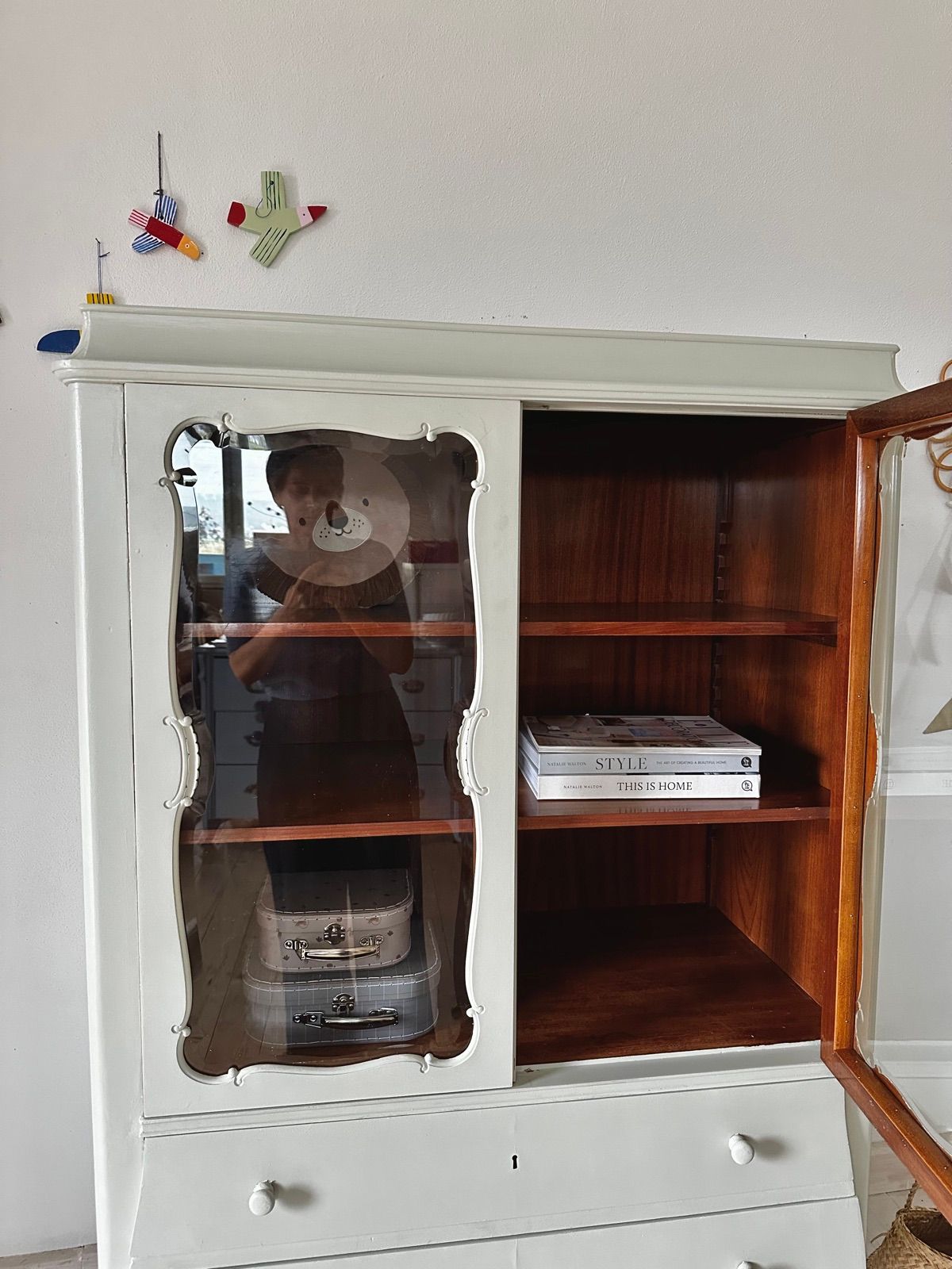 Vitrine mit drei Laden, Ansicht 11