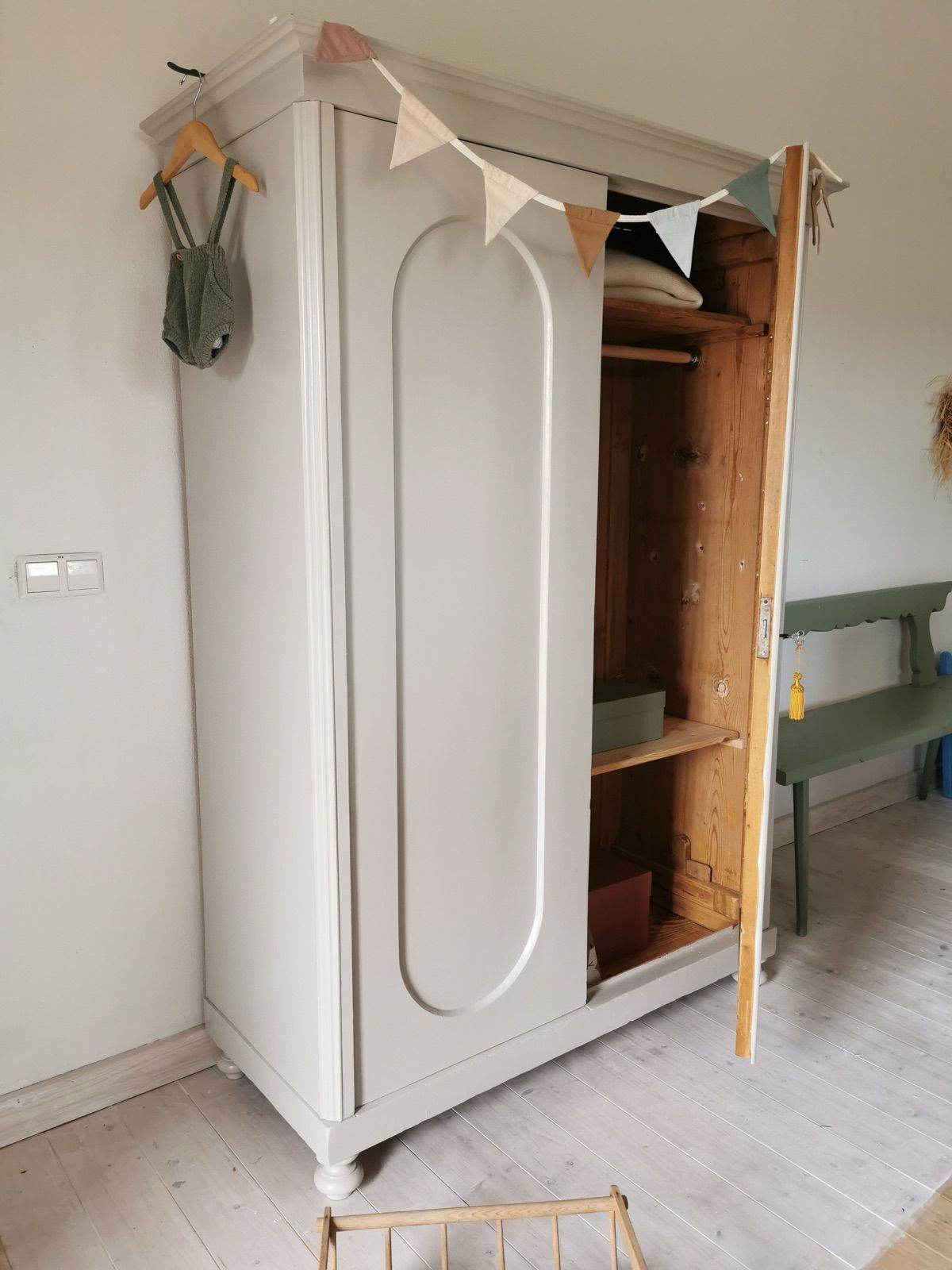 Vintage Steckkasten mit Gewandhaken, Ansicht 6