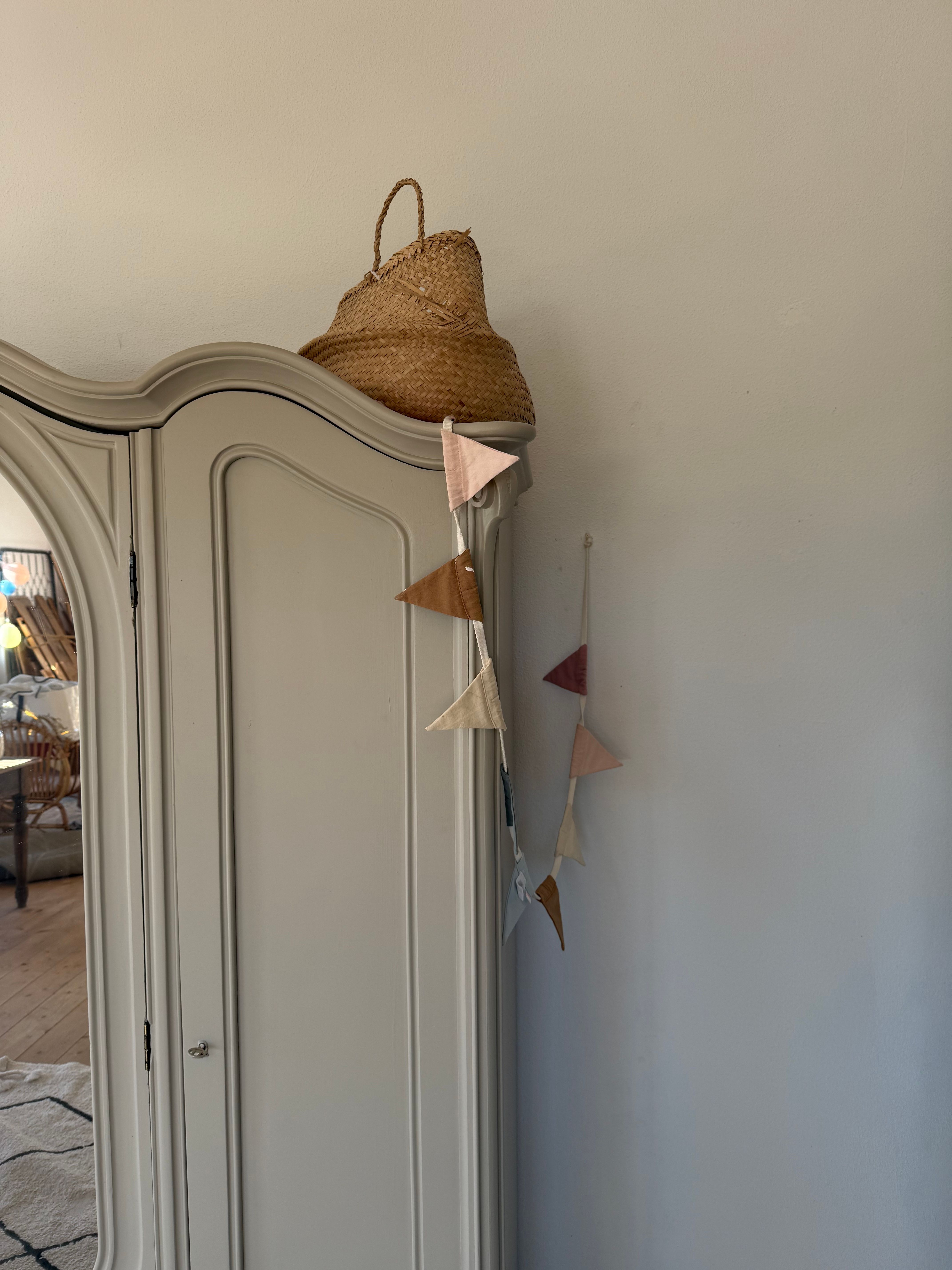 antiker Schrank in ikea beige 