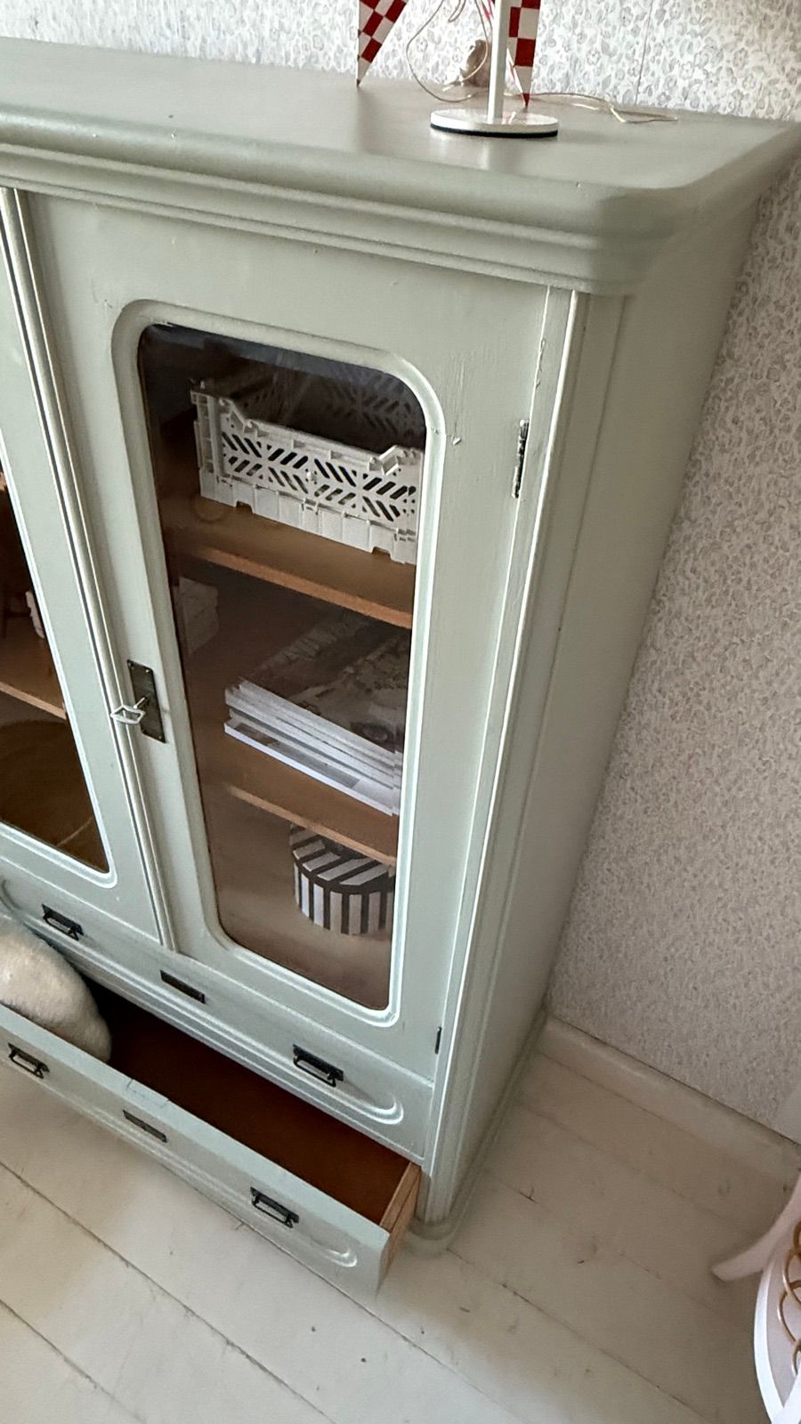 Antike Vitrine mit Glastüren, Ansicht 6