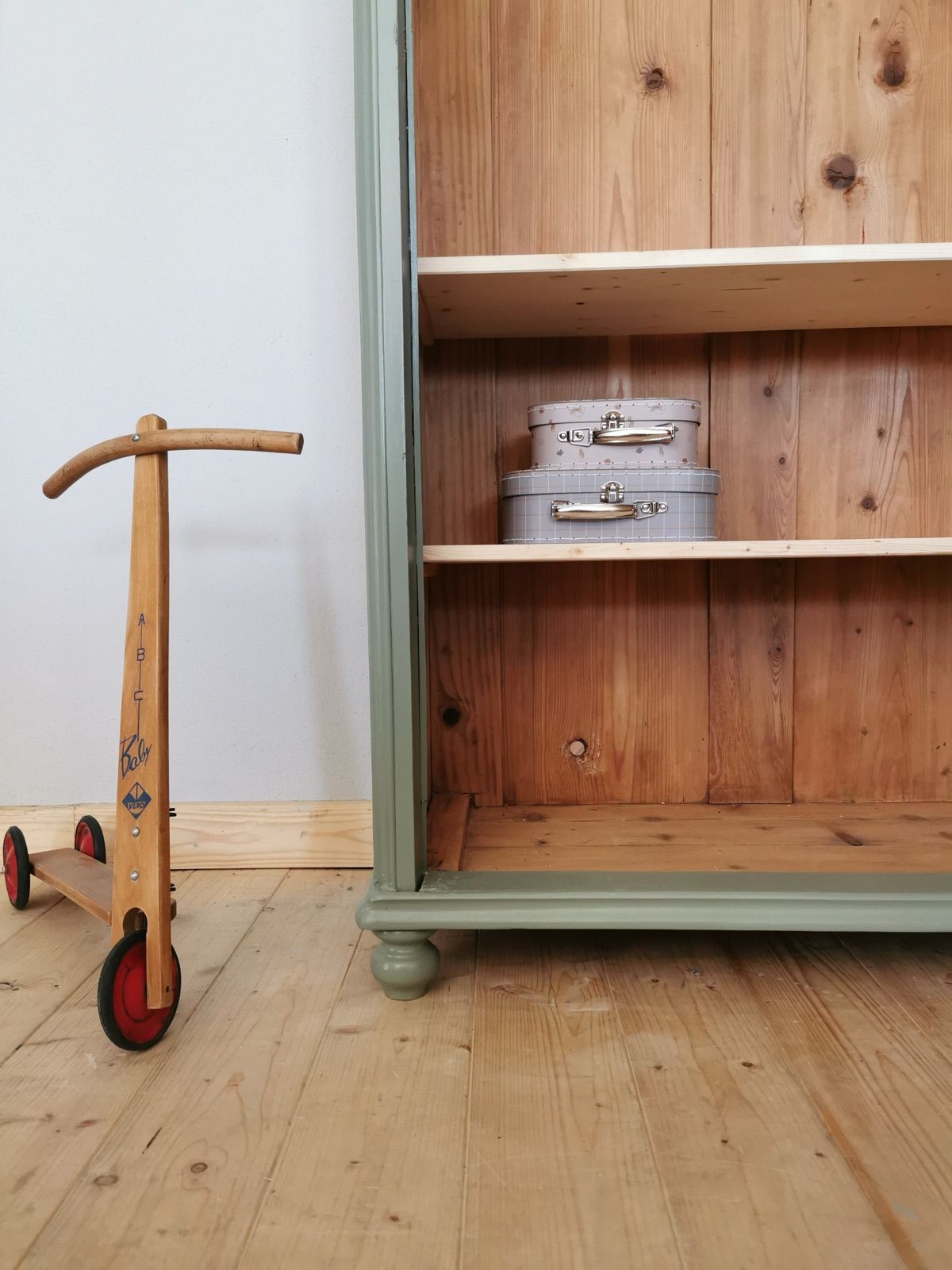 Vintage Kasten mit Gewandleiste, Ansicht 5