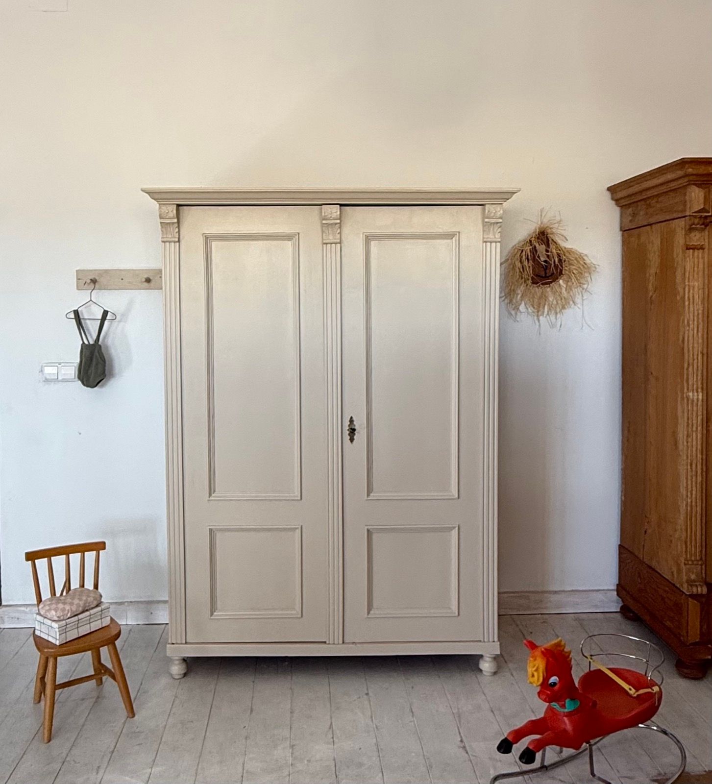 antiker Schrank