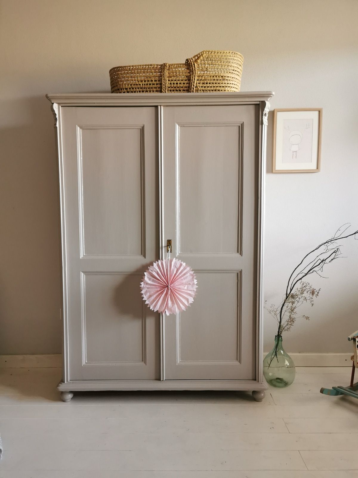 Puderrosa Vintage Kasten