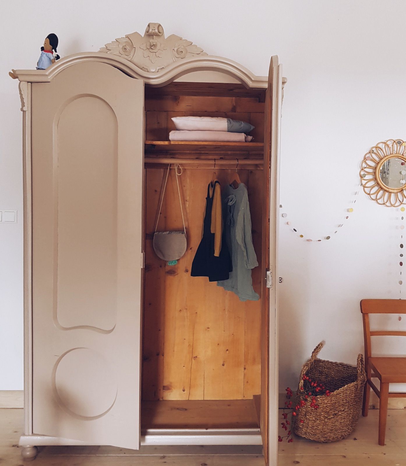 Vintage Kasten mit Gewandstange, Ansicht 4