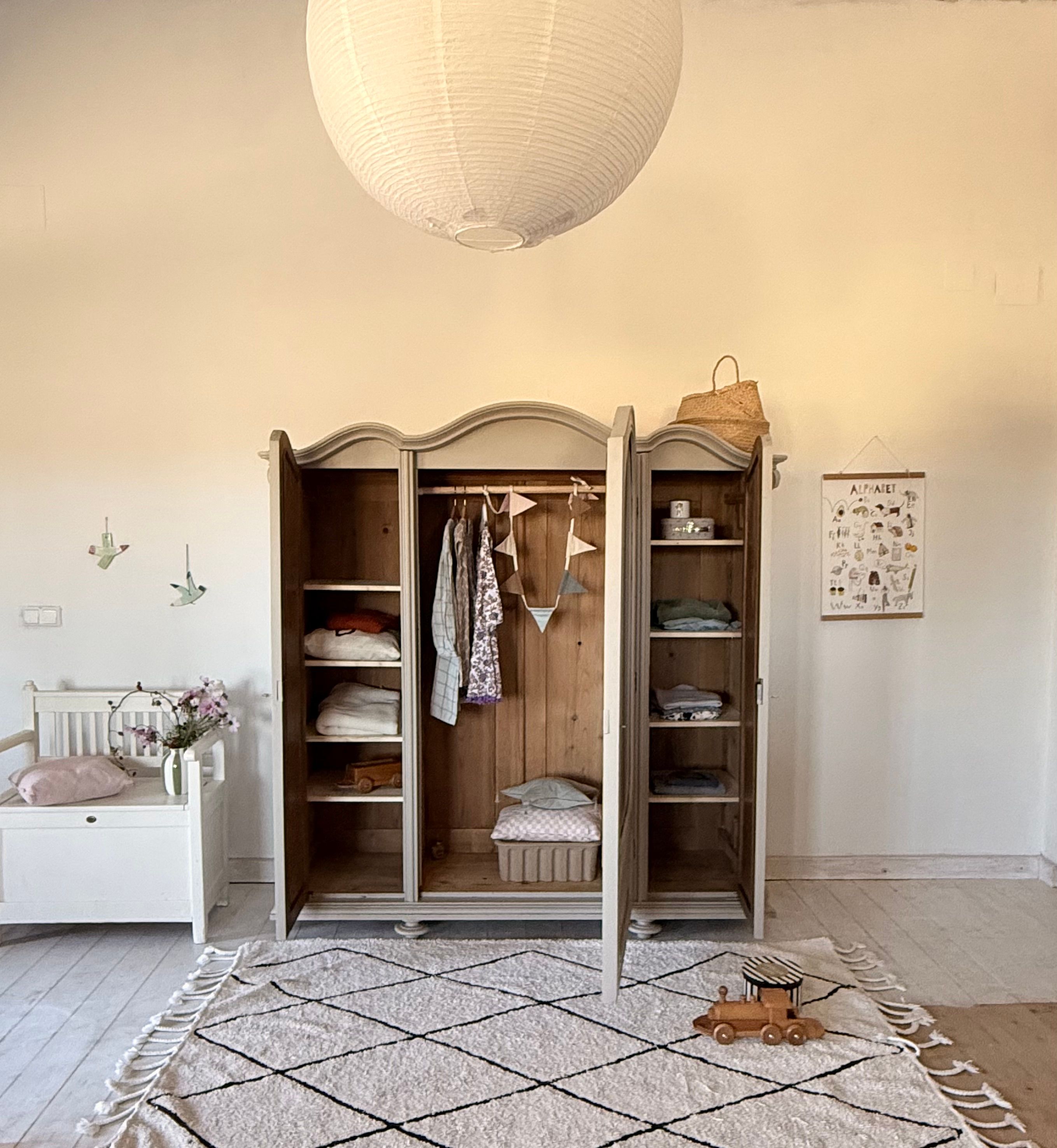 antiker Schrank beige mit Spiele Ansicht 5