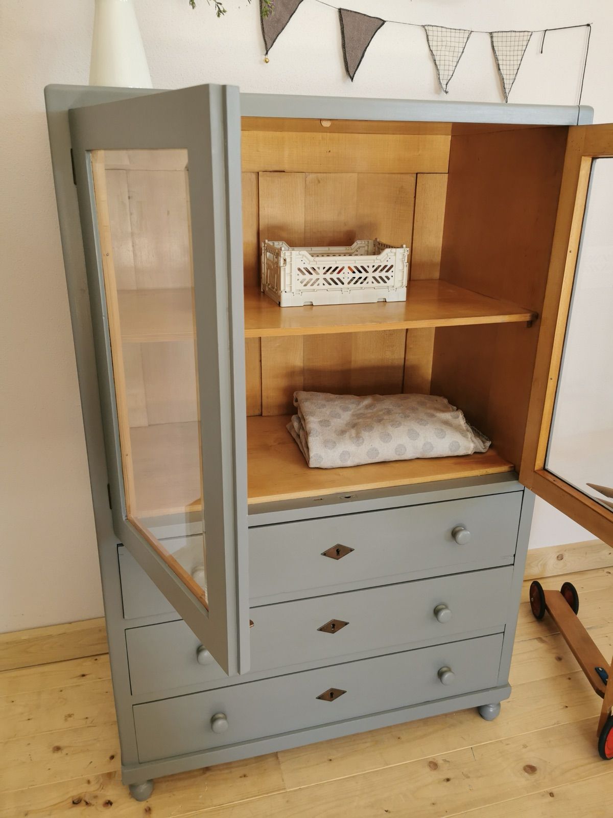 Vitrinenkasten mit Vitrine, Ansicht 3