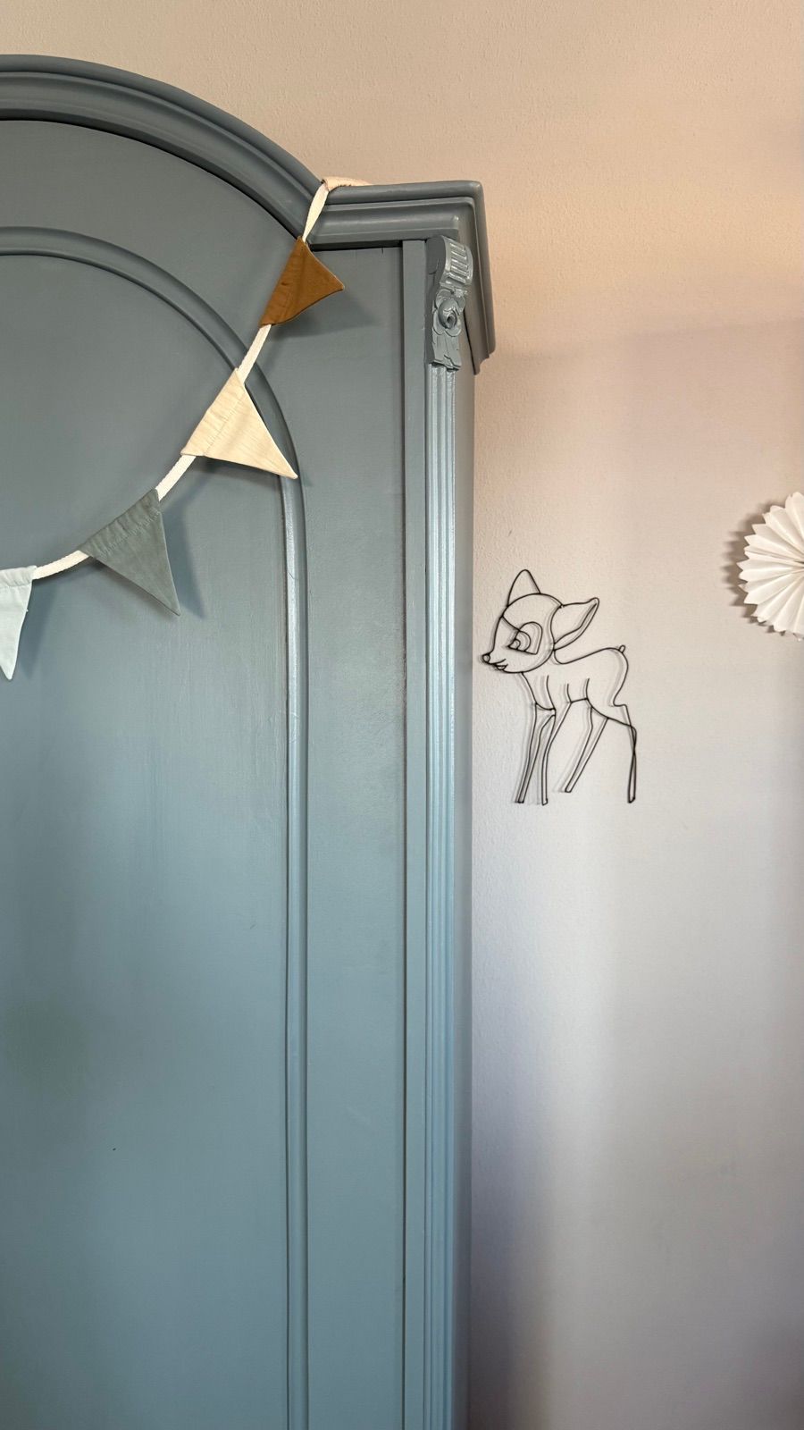 Antiker Kasten mit Gewandstange, Ansicht 4