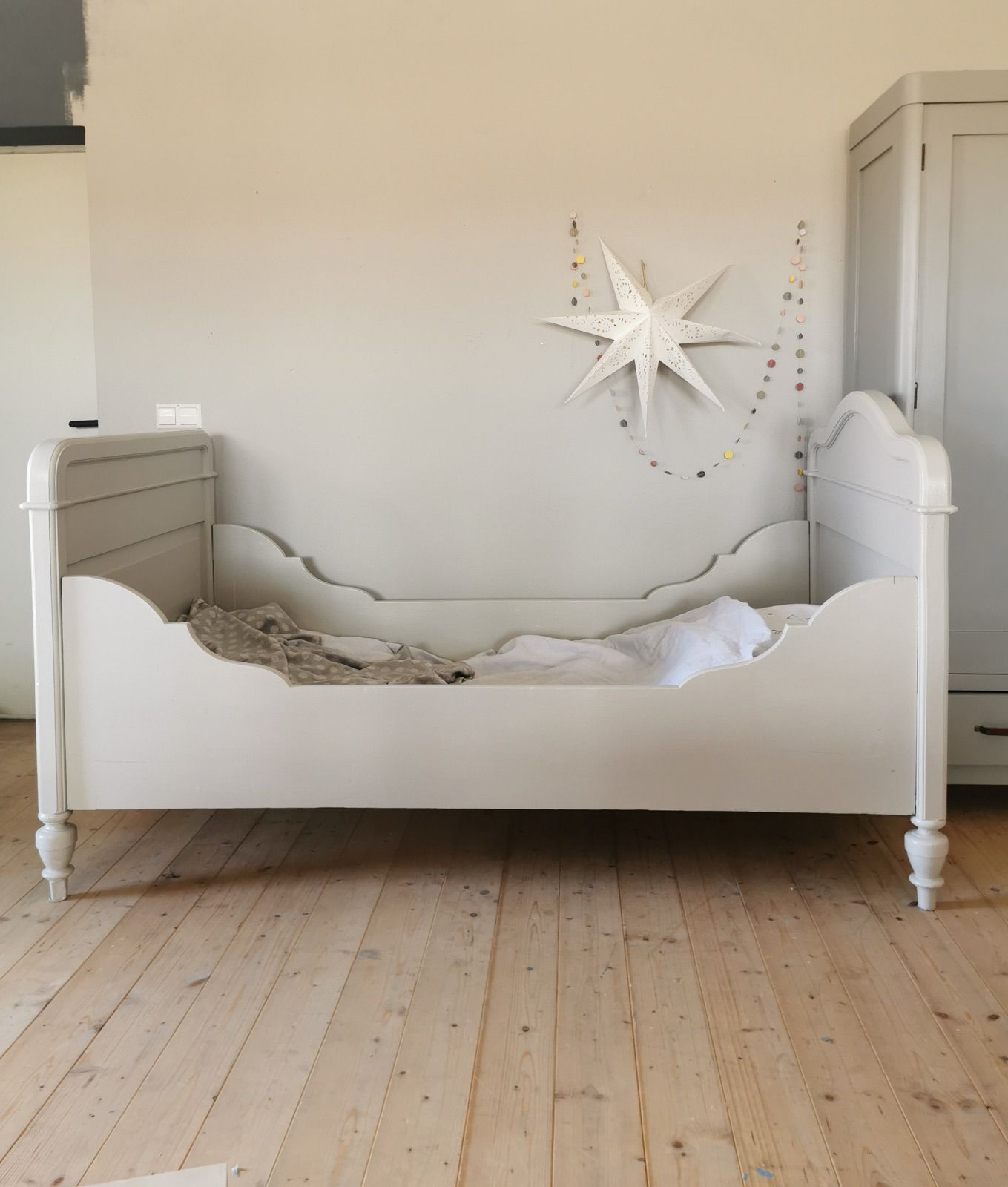 Vintage Kinderbett grau