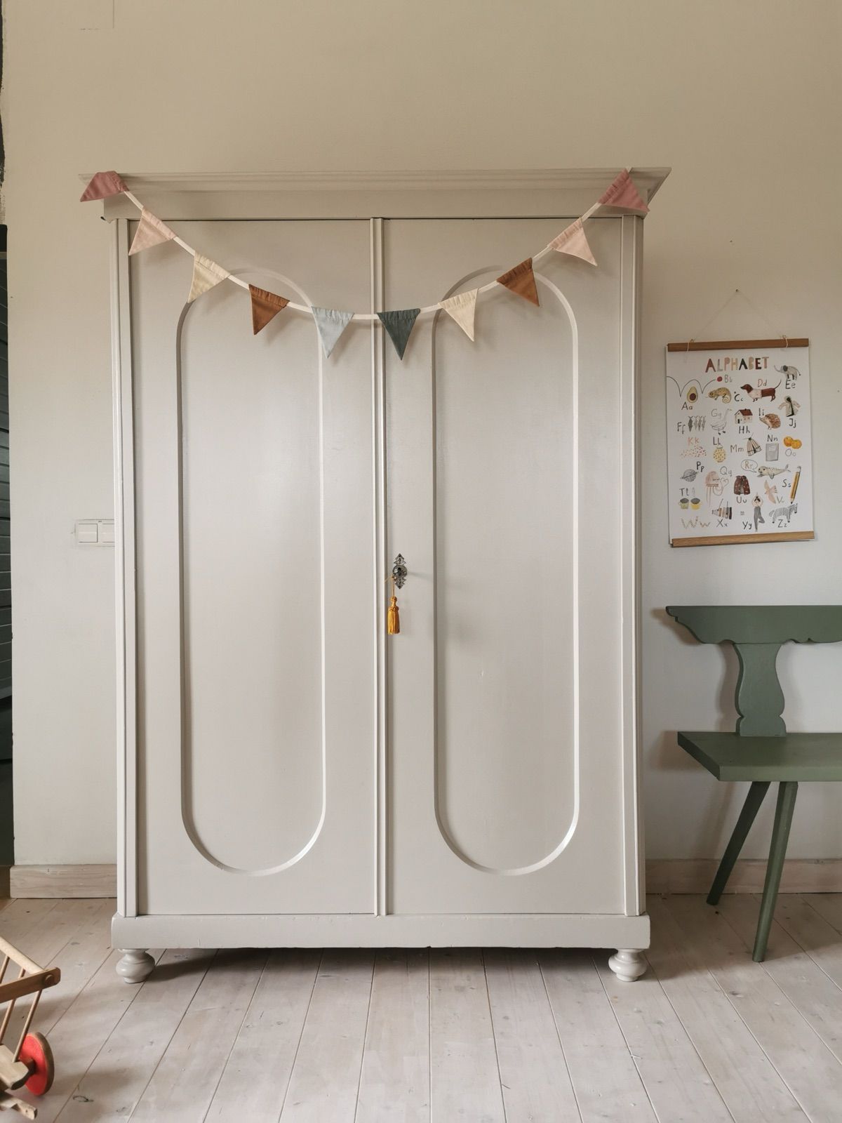 Vintage Steckkasten mit Gewandhaken