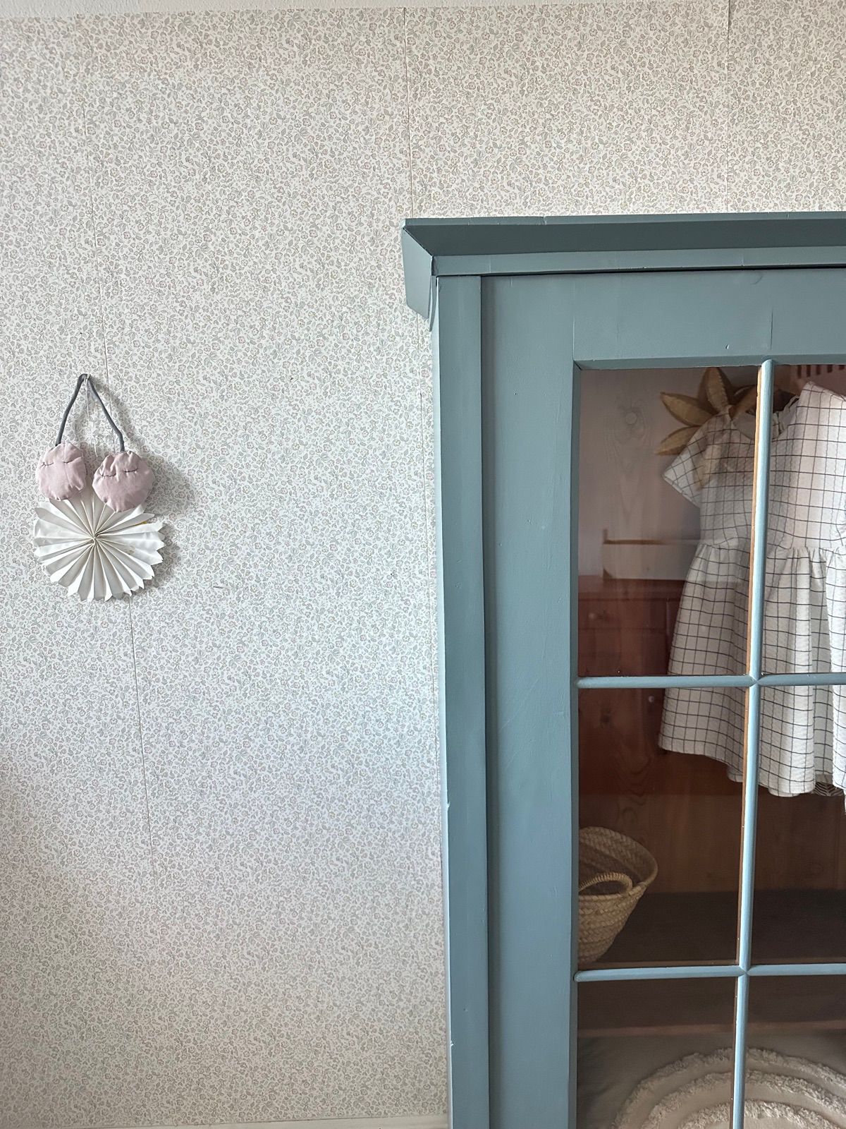 Antiker Kasten mit Glas, Ansicht 5