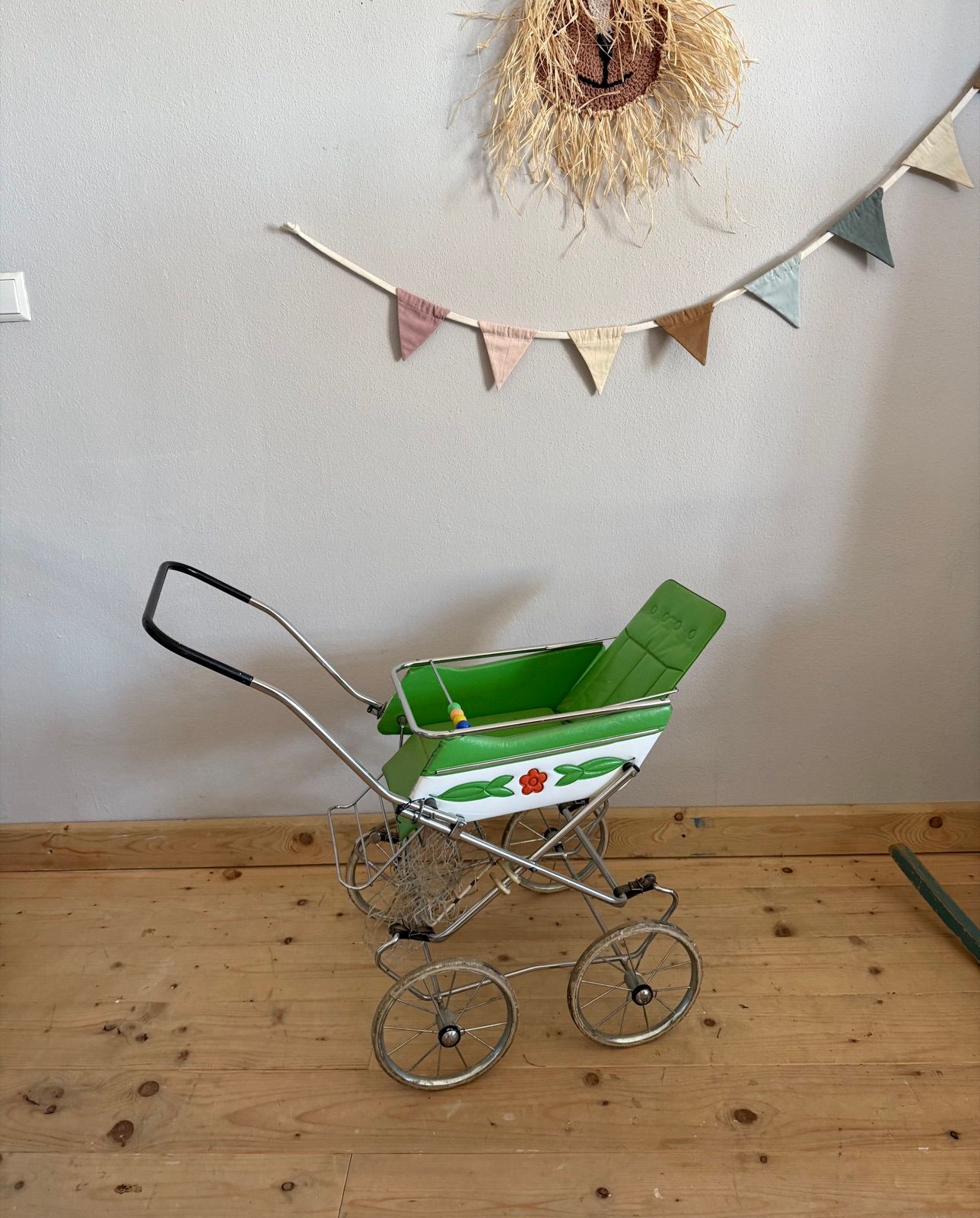 Grüner Puppenbuggy