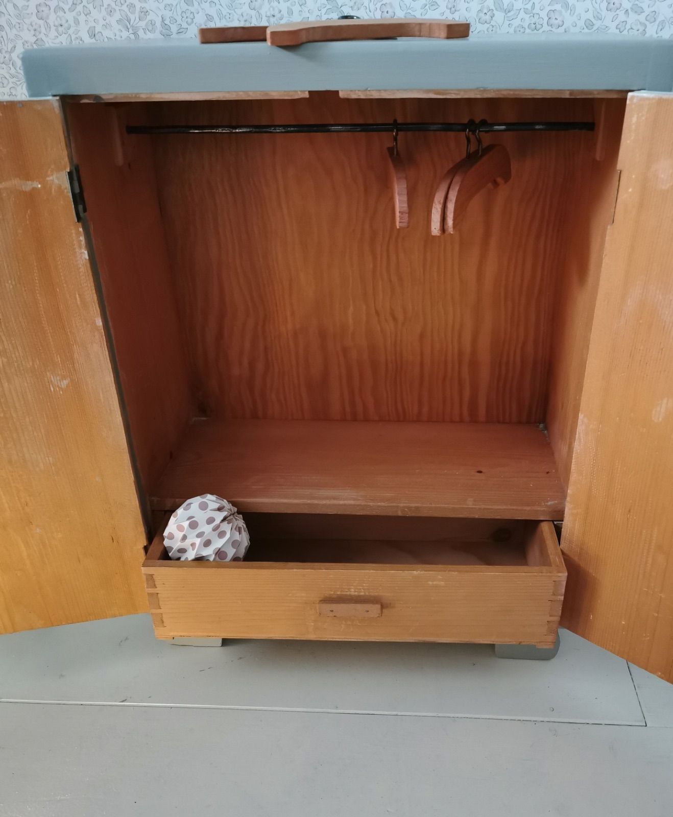 Puppenkasten mit Gewandstange, Ansicht 3