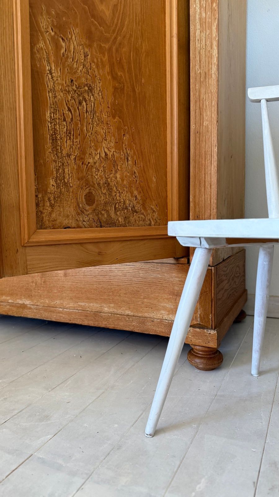 Antiker Kleiderkasten mit Gewandstange, Ansicht 6