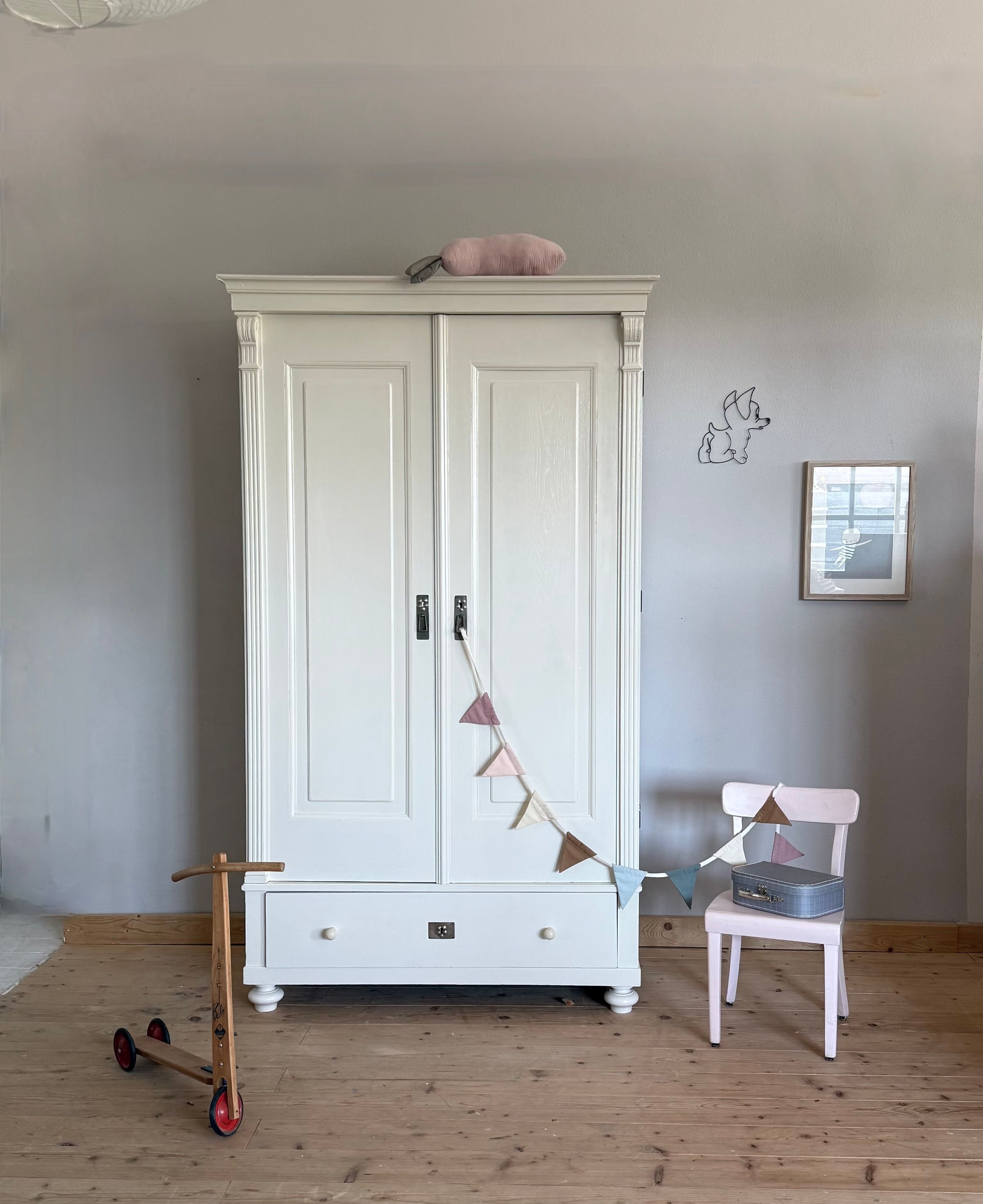 antiker Schrank weiß