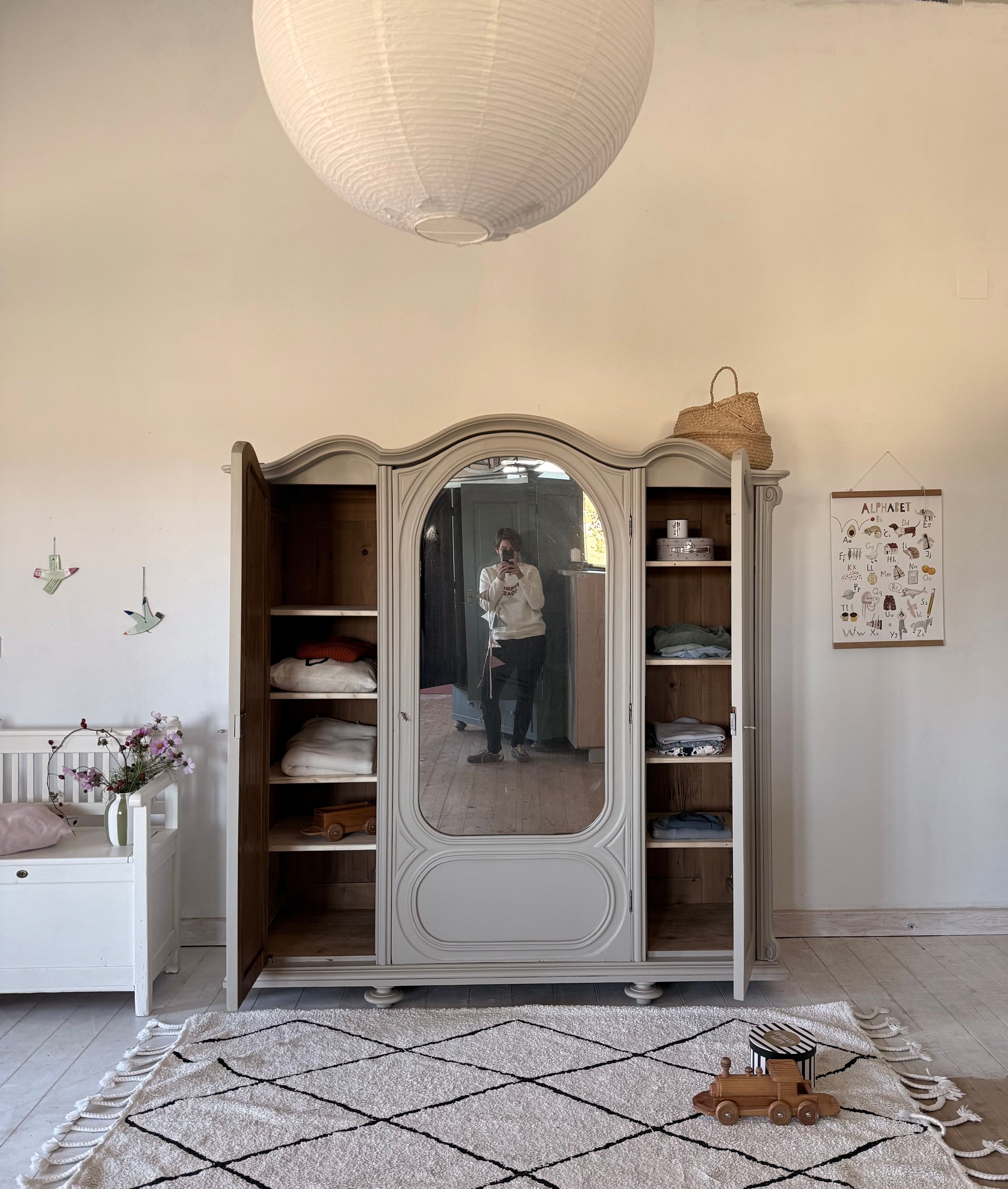 antiker Schrank beige mit Spiele Ansicht 2