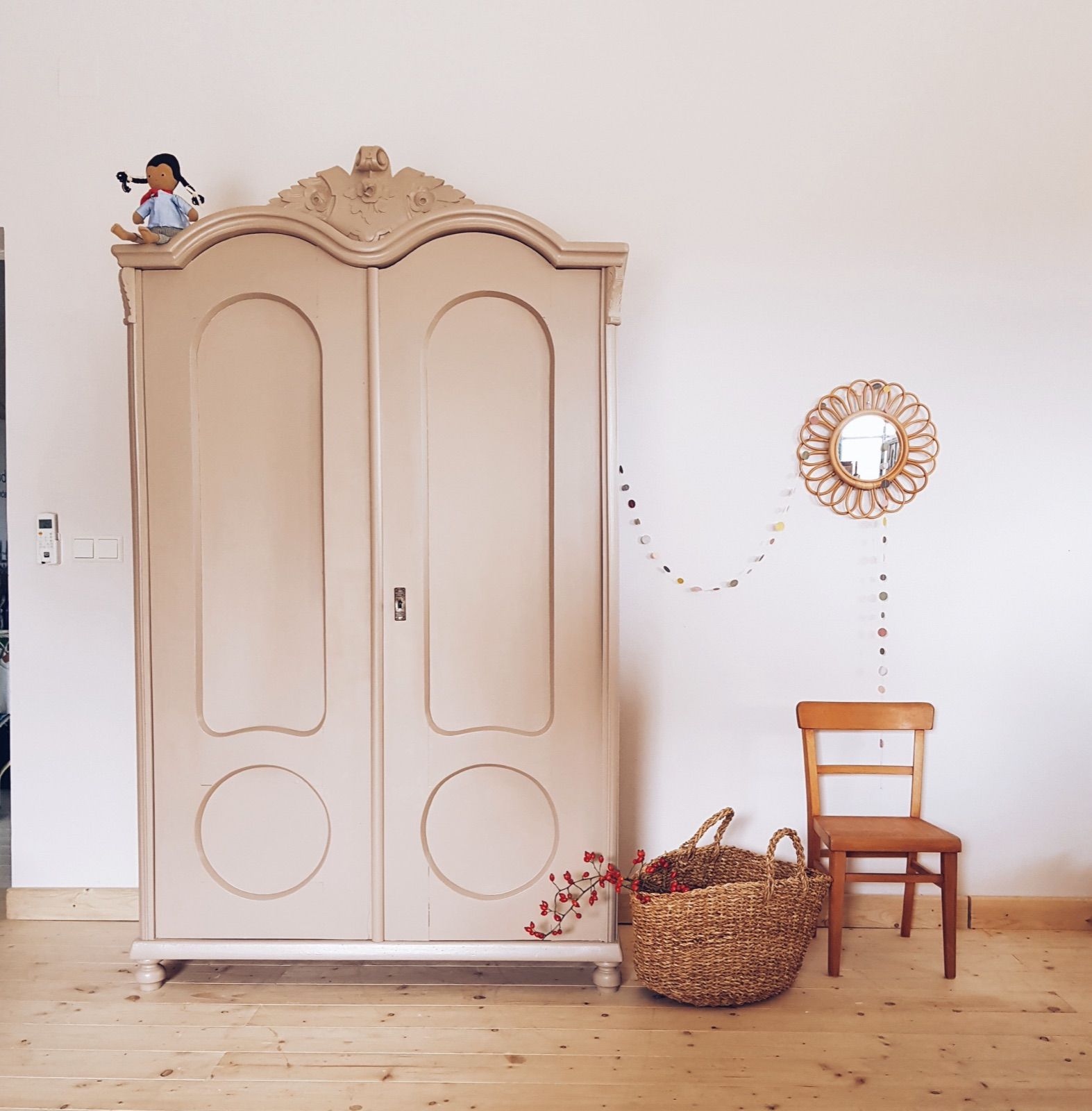 Vintage Kasten mit Gewandstange, Ansicht 5