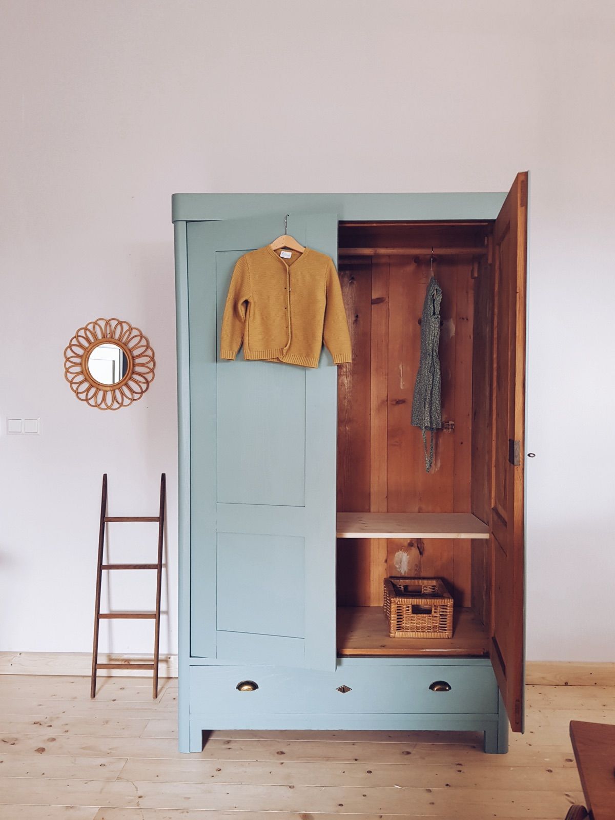 Vintage Kinderkasten, 190 cm breit, Ansicht 3