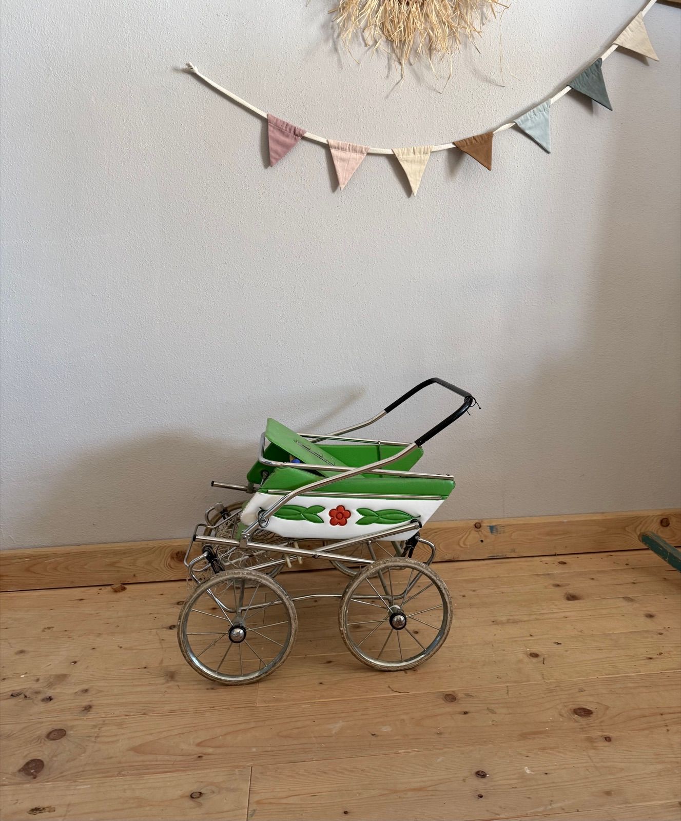 Grüner Puppenbuggy, Ansicht 2
