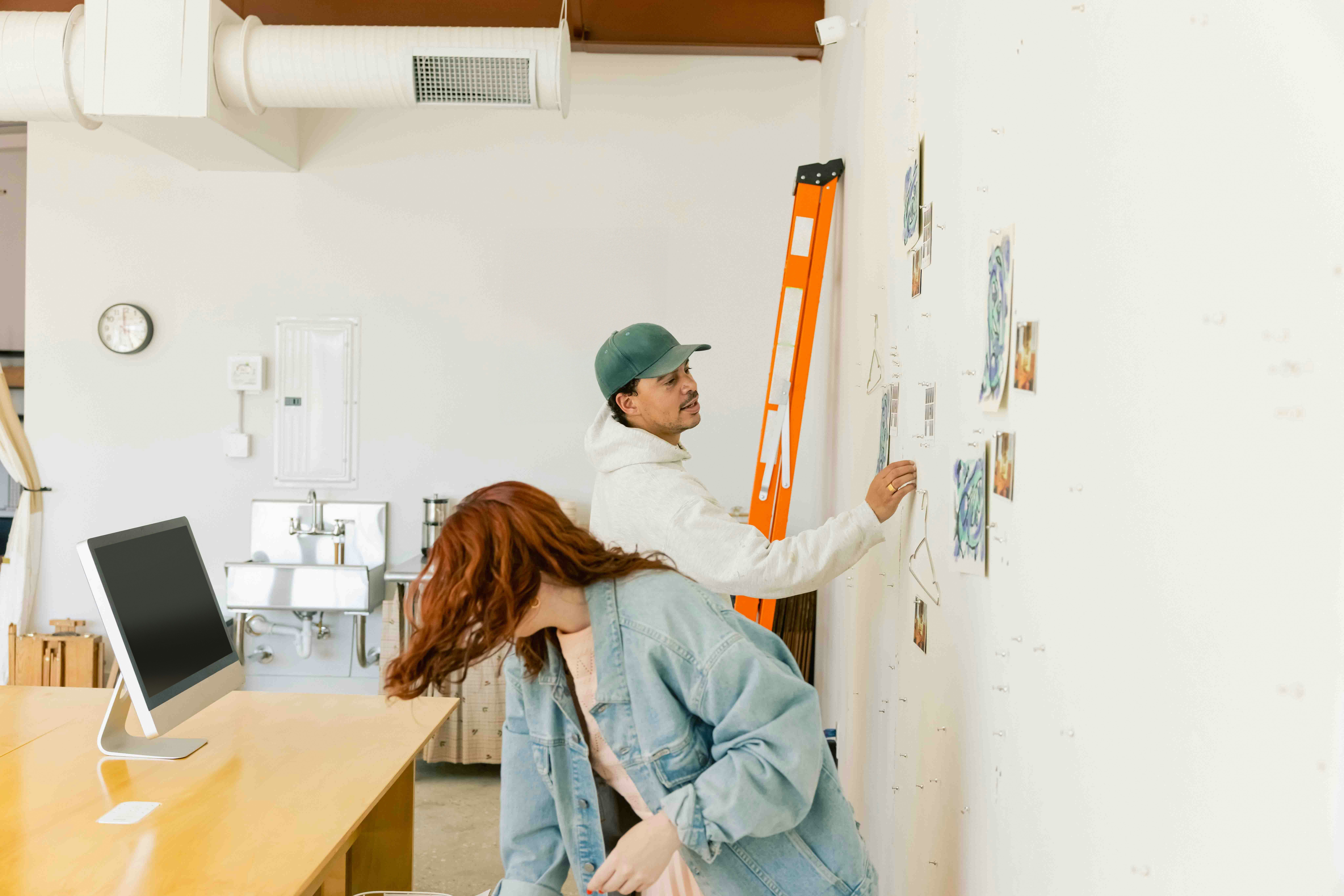 Abstracte visual van AI-automatisering met blauwe datastromen in een diepe navy omgeving