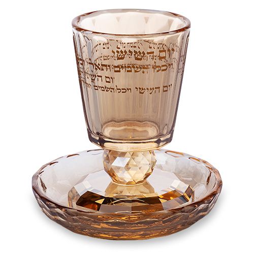 גביע קידוש קריסטל בצבע אמבר עם רגל 8 ס"מ תכולה 110 מ"ל — יודאיקה — מלאכת כהן
