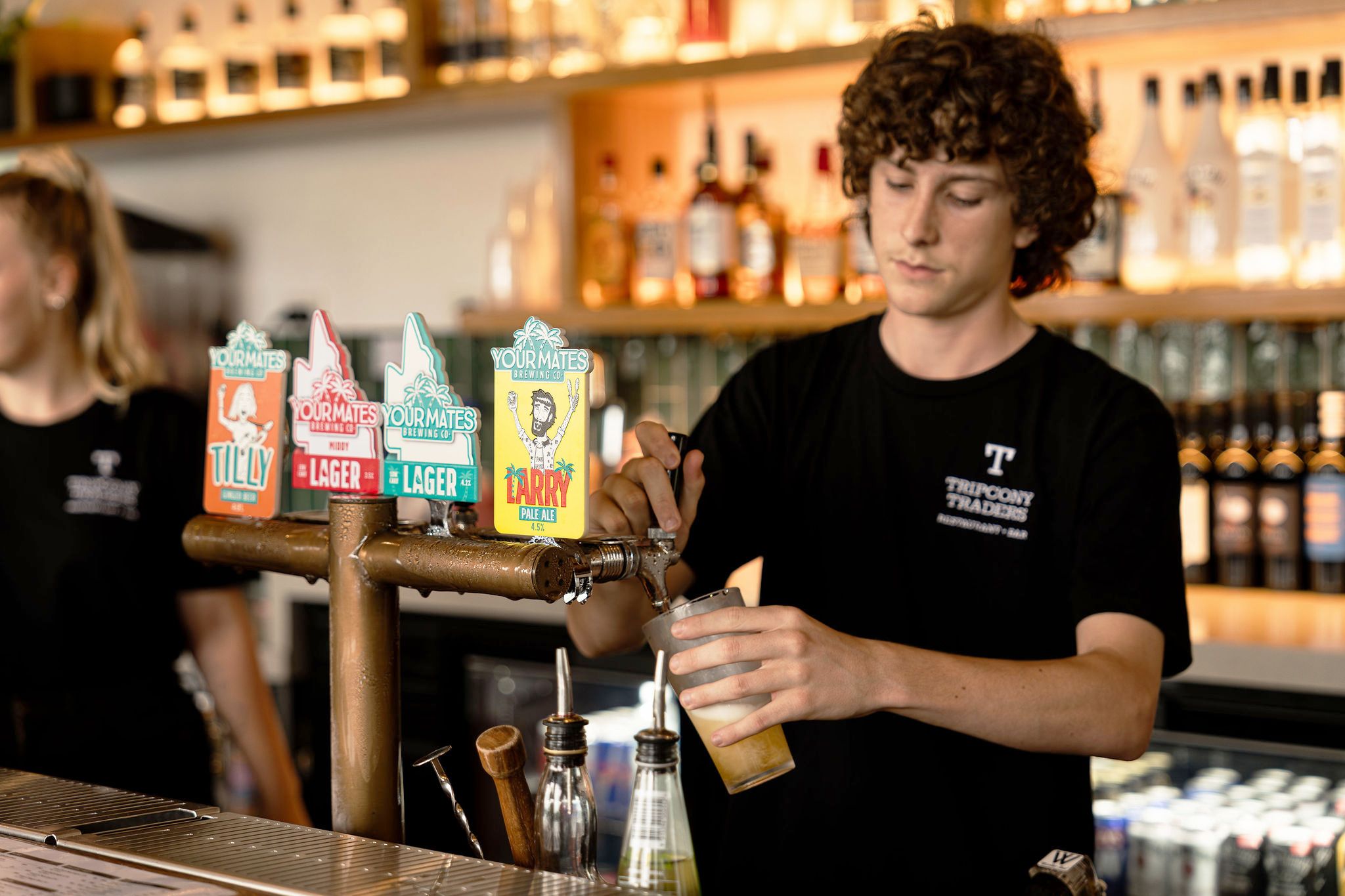 Person pouring beer | Studio Hiller