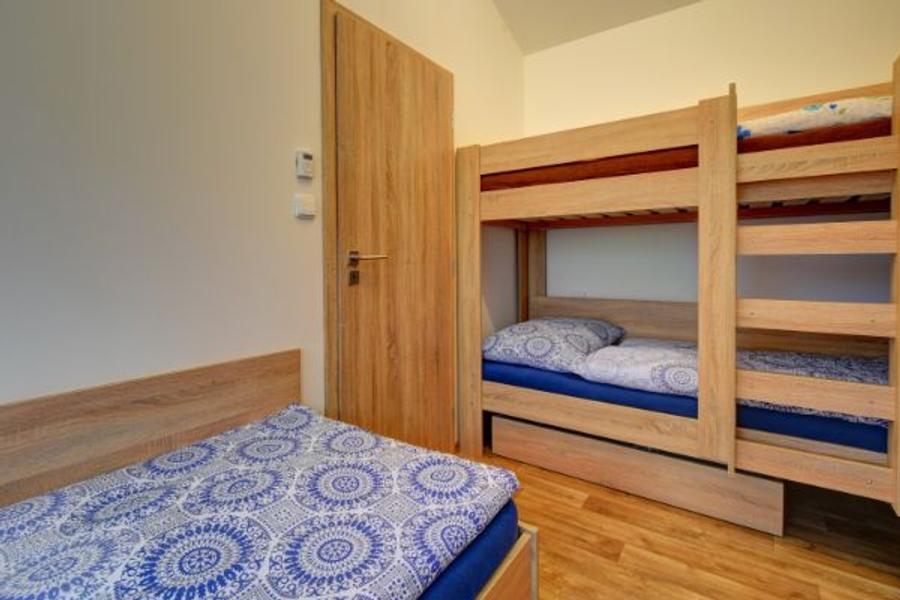 Ložnice s palandou a samostatným lůžkem