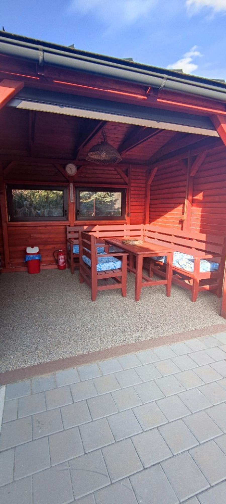 Červená pergola  rohové sezení