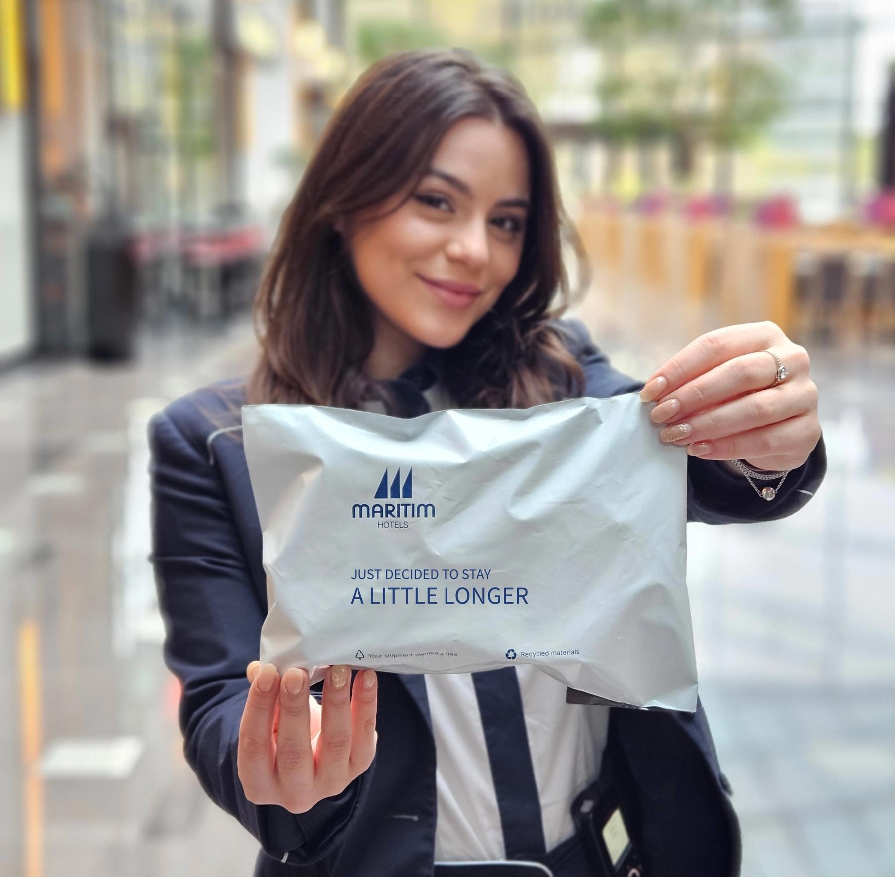 Maritim girl holding bag