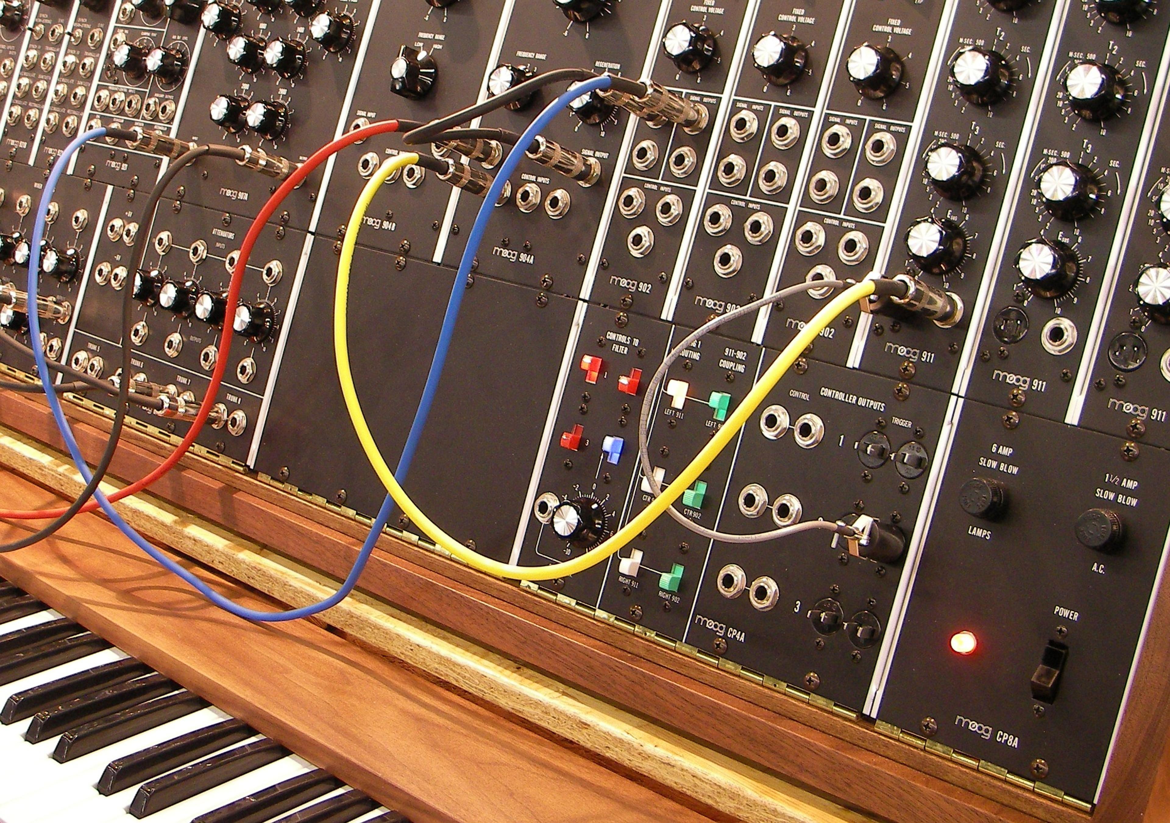 Keyboard synthesizer with patch cables
