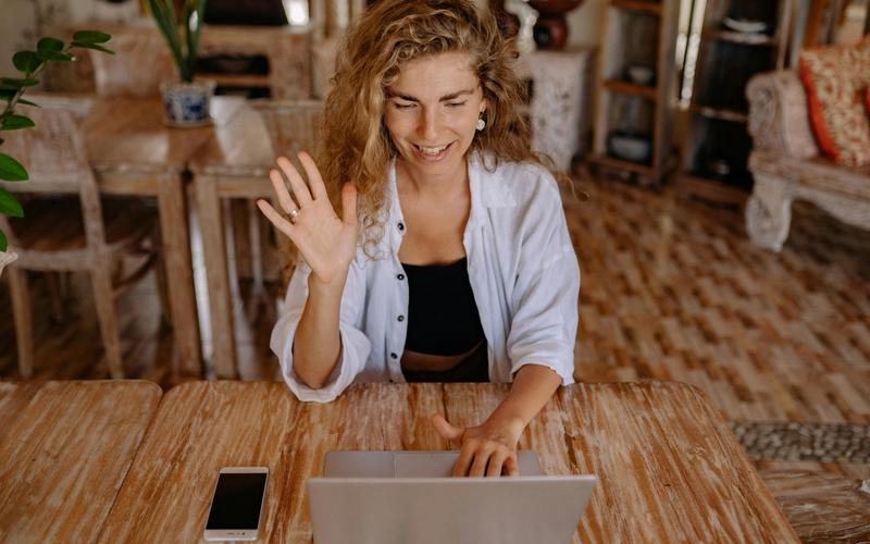 a teacher saying hi to the student during the online lesson