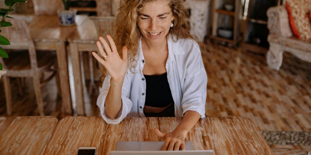 a teacher saying hi to the student during the online lesson
