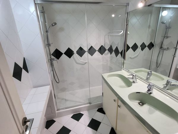 Salle de Bain Moderne — Photo 2