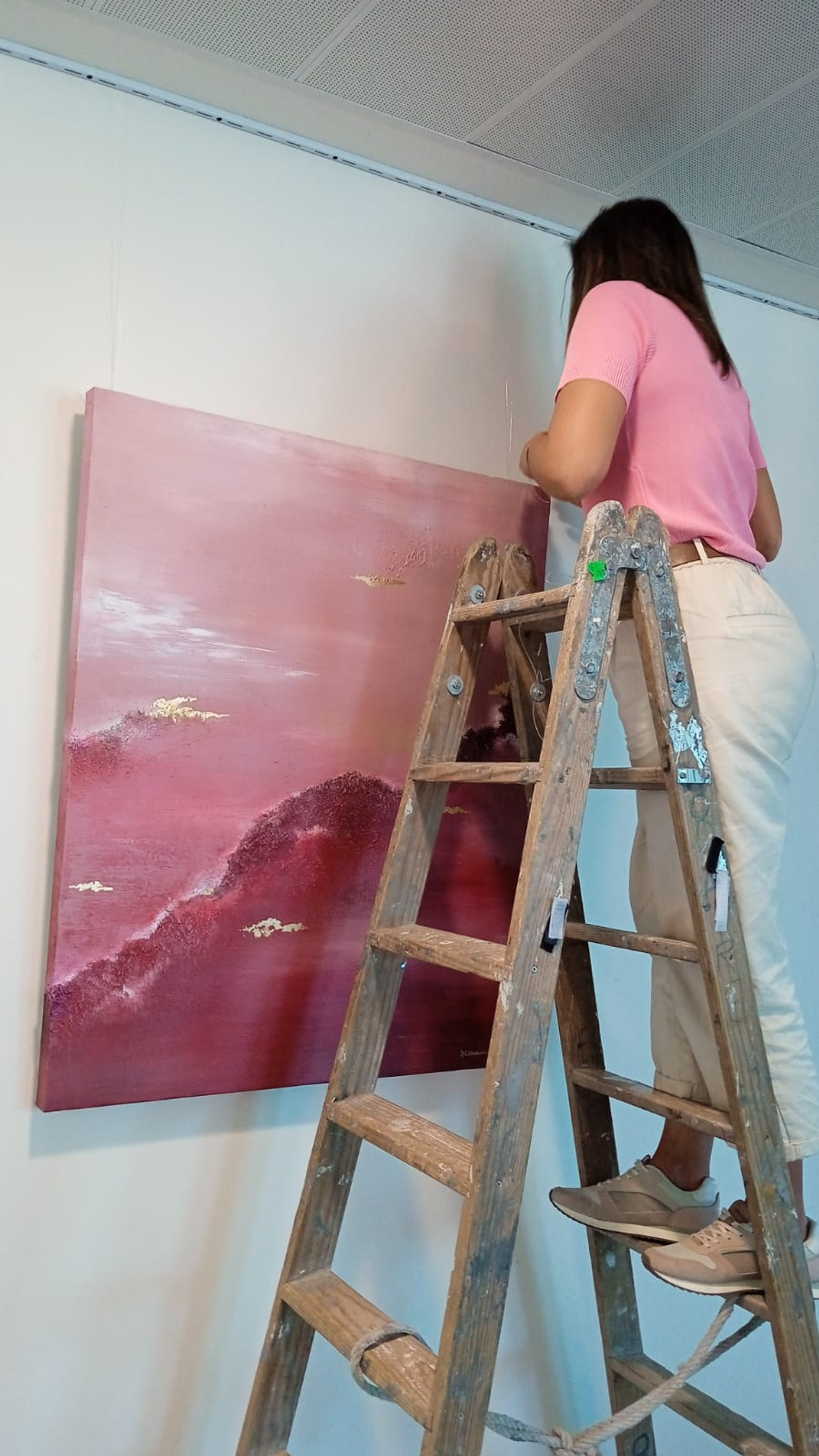 Sara colocando su obra