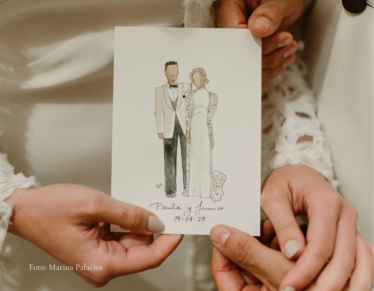 Novios sosteniendo su retrato en acuarela