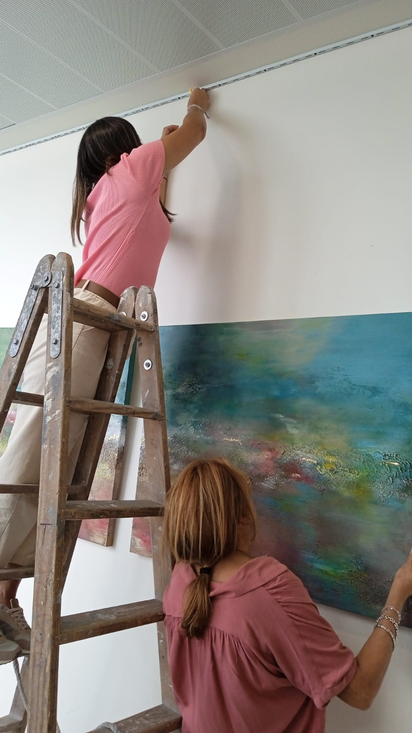 Sara colocando su obra